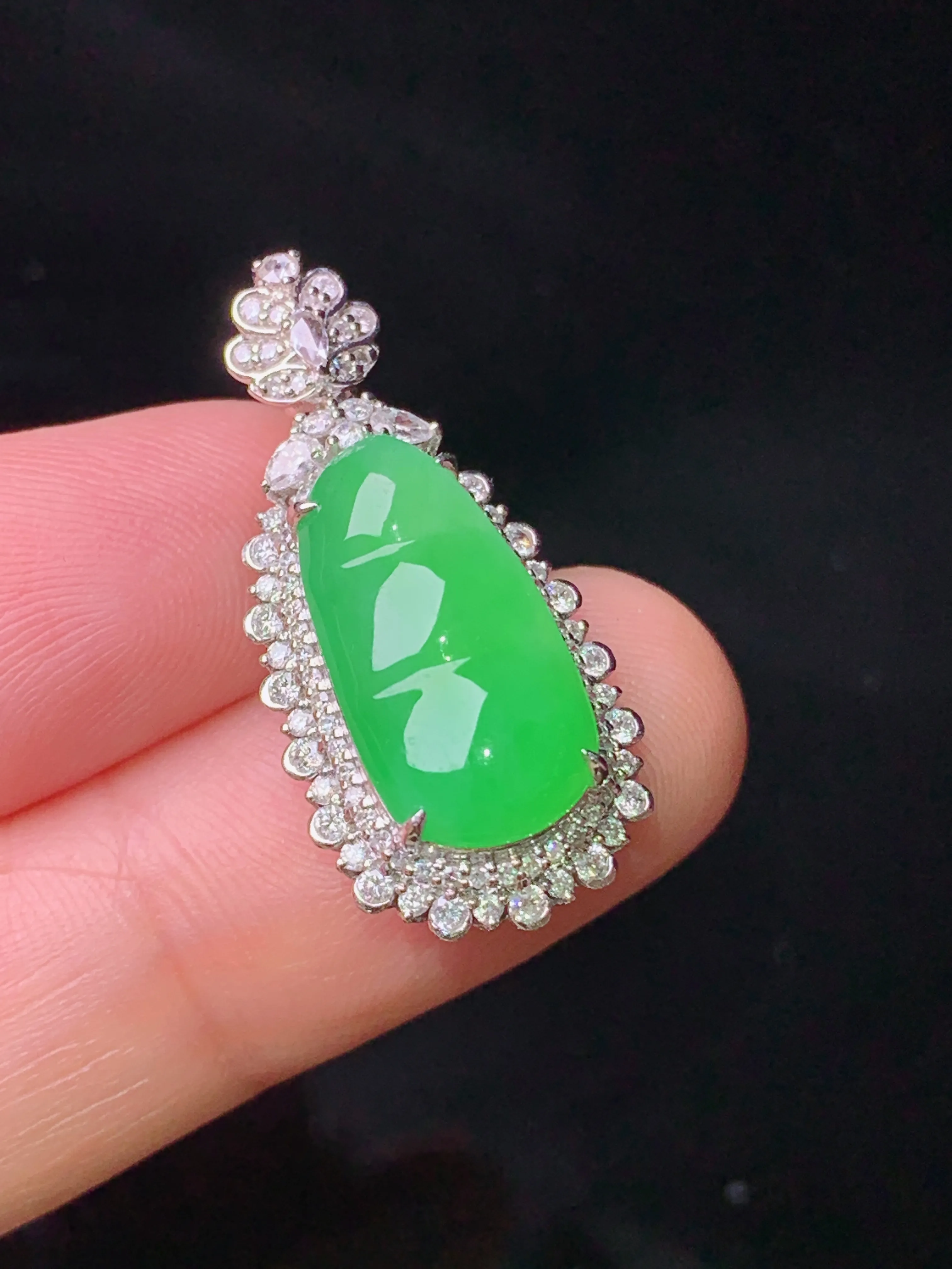 18k金钻镶嵌翠绿四季豆吊坠 玉质细腻 色泽清新艳丽 整体尺寸27.5*13*8.7