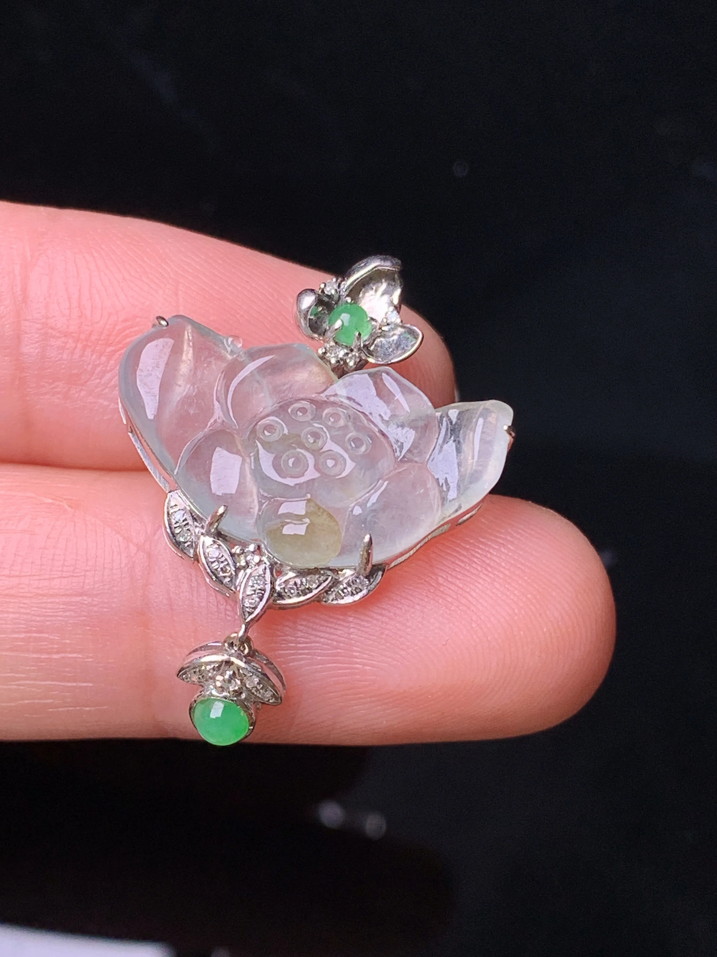 18k金钻镶嵌冰种莲花吊坠 玉质细腻 色泽艳丽清新 整体尺寸28*20.5*4.8