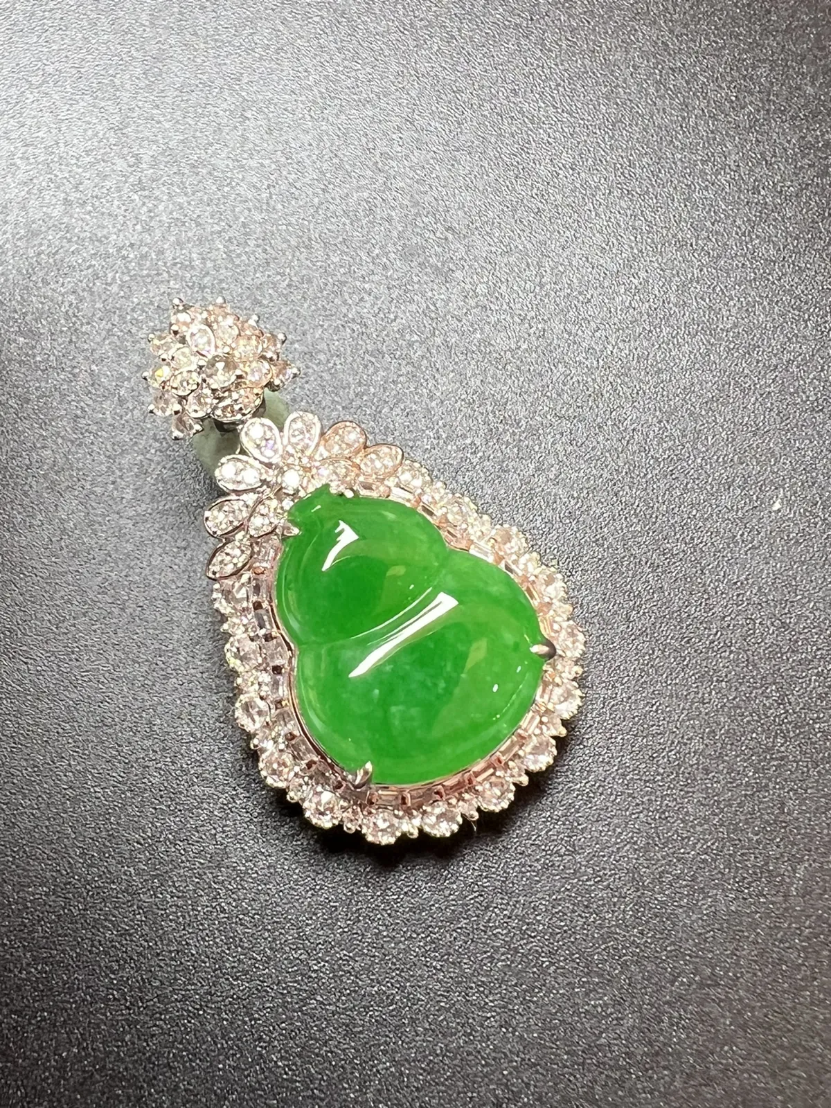 满色葫芦整体尺寸33.5*20.1*10.9 裸石尺寸16.5*13.5*2.8