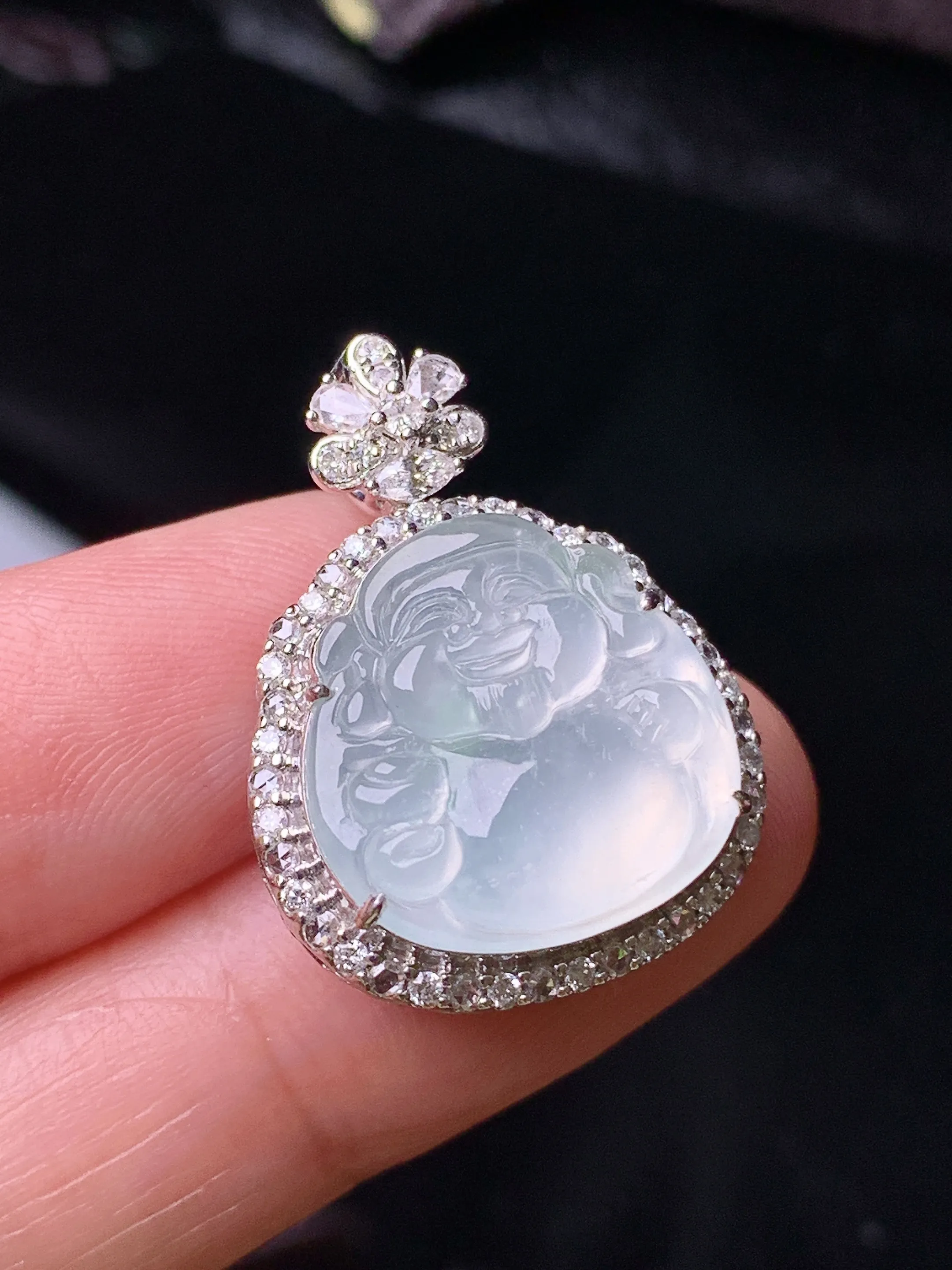 18k金钻镶嵌冰种财神吊坠 玉质细腻 色泽清新艳丽 整体尺寸26*19*9.3