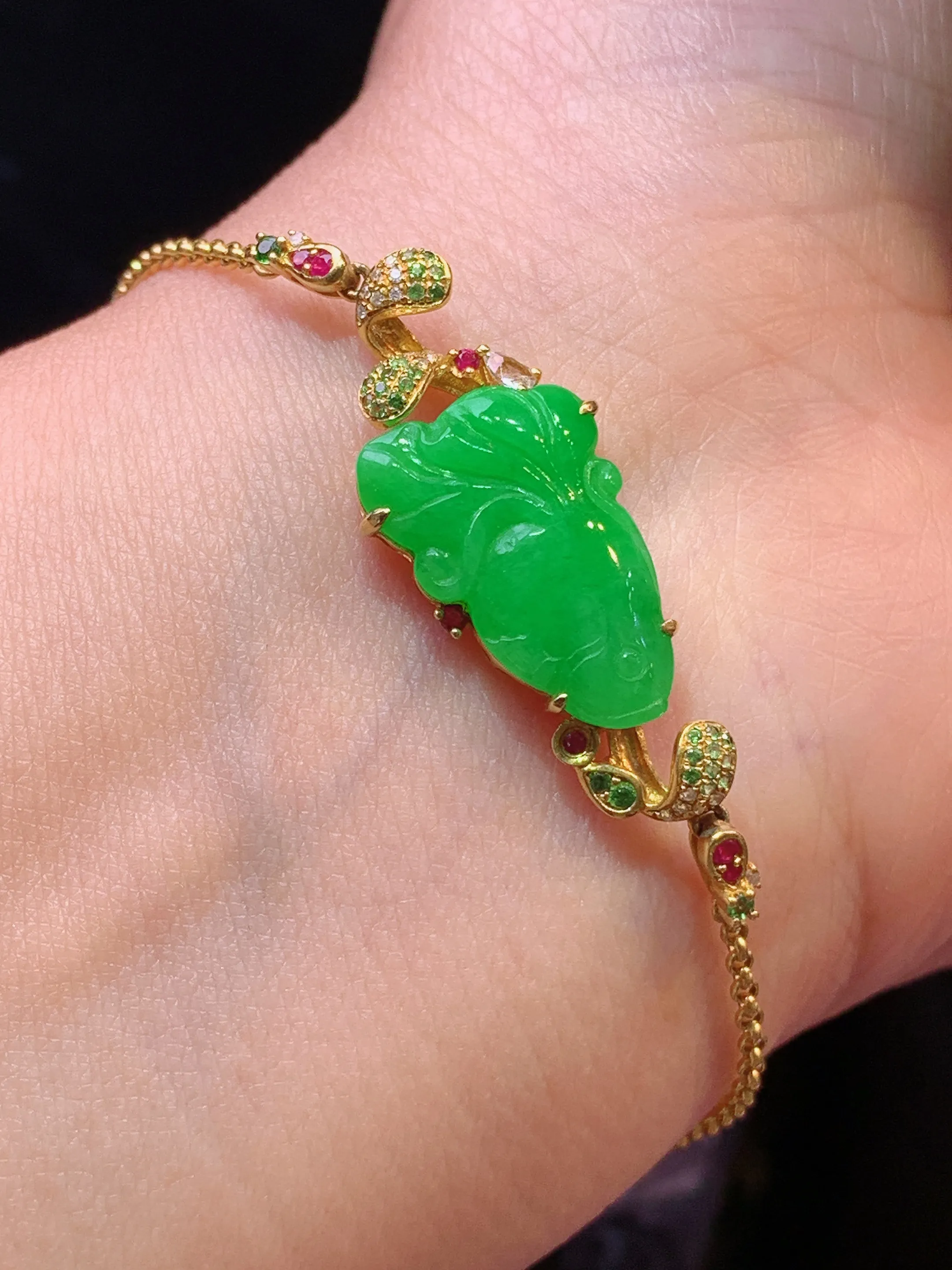 18k金钻镶嵌满绿金鱼手链 玉质细腻 色泽艳丽清新 裸石尺寸18*11.8*3