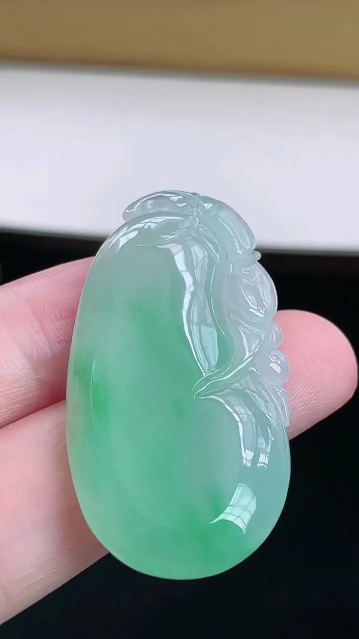 【翡翠名称】老坑种冰飘绿福瓜吊坠
【翡翠尺寸】40.6/21.5/5.5mm
【翡翠描述】宝贝种老水足，玉质细腻，色泽靓丽，性价比高，佩戴效果好！
【其它赠送】权威证书/精美挂绳盒子/支持全国复检