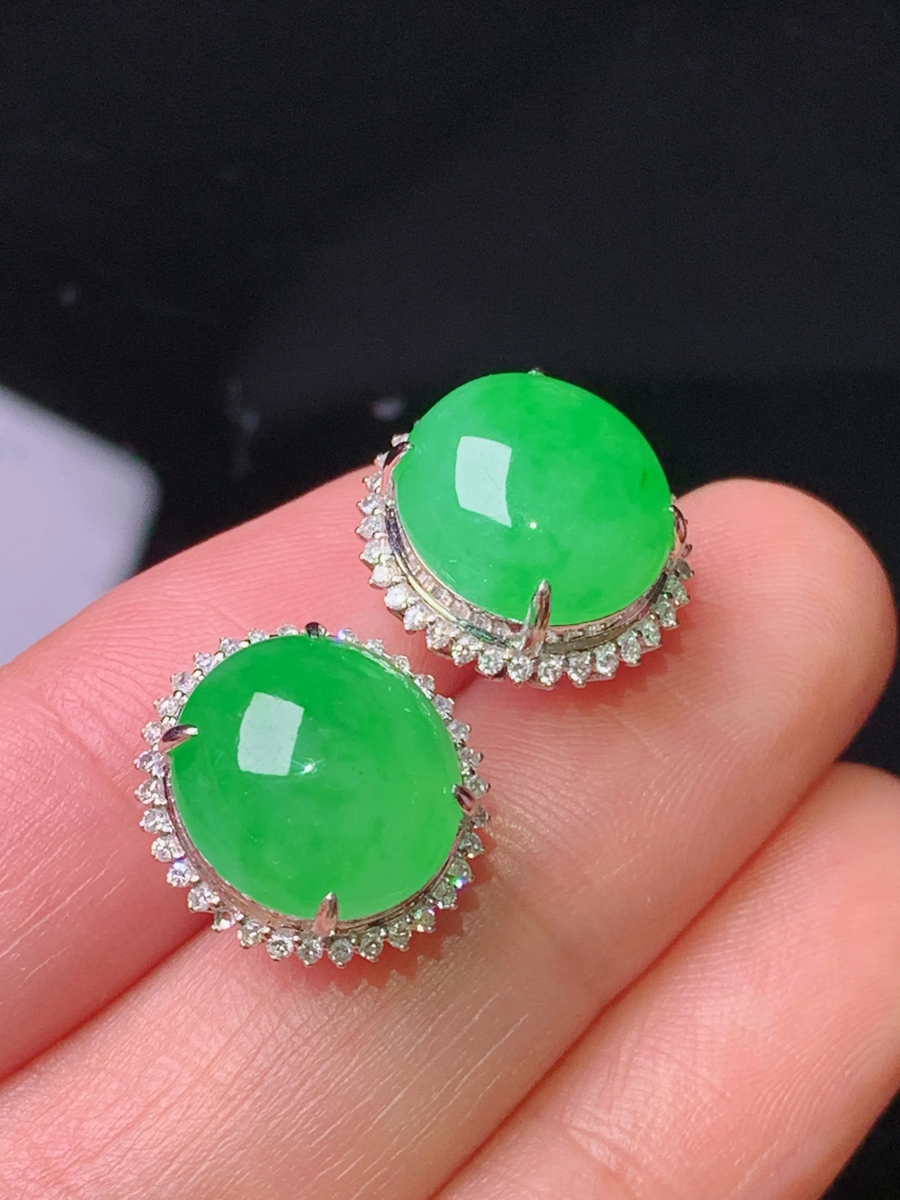 18k金钻镶嵌翠绿蛋面耳钉 玉质细腻 色泽艳丽清新 整体尺寸14.2*13*8.2