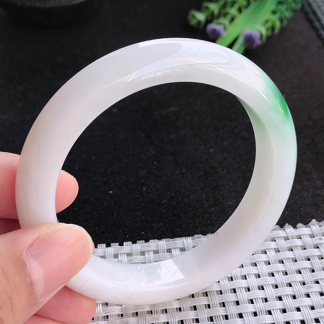 天然a货翡翠57/12.1/9老坑精美温润飘绿手镯宽边玉手镯