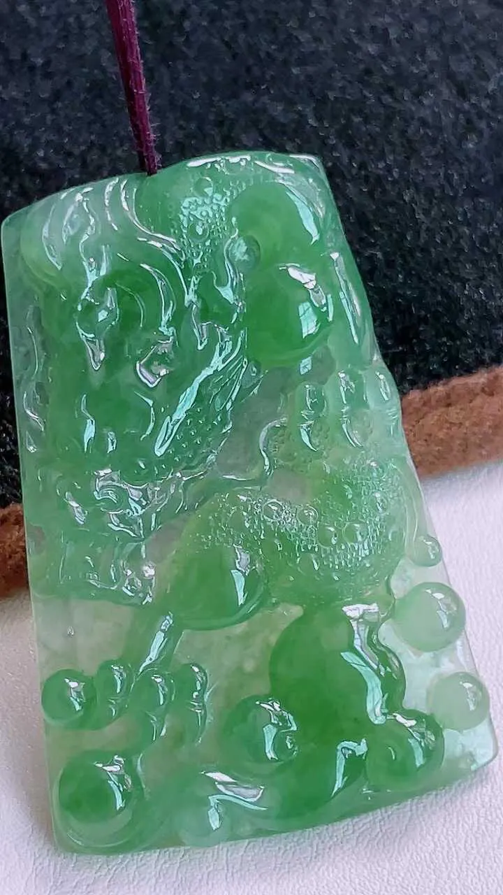【翡翠名称】老坑种冰晴绿大龙牌翡翠吊坠挂件
【翡翠尺寸】60.8/40.5/5.8mm
【翡翠描述】宝贝种老水足，玉质细腻，色泽靓丽，性价比高，佩戴效果好！
【其它赠送】权威证书/精美挂绳/盒子/支持全国复检 !