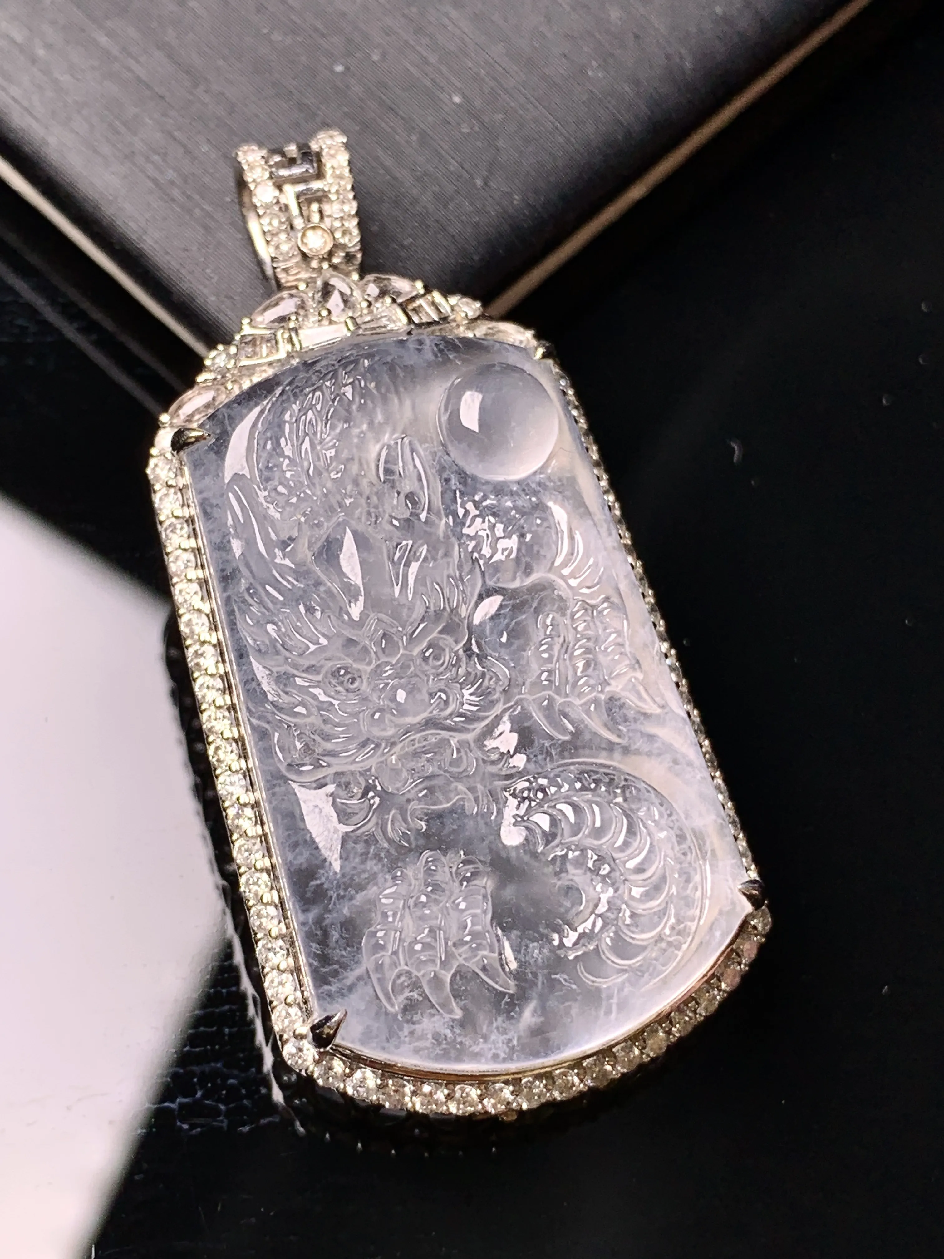 18k金钻镶嵌冰种龙牌吊坠 玉质细腻 色泽清新艳丽 整体尺寸44.5*21.8*9