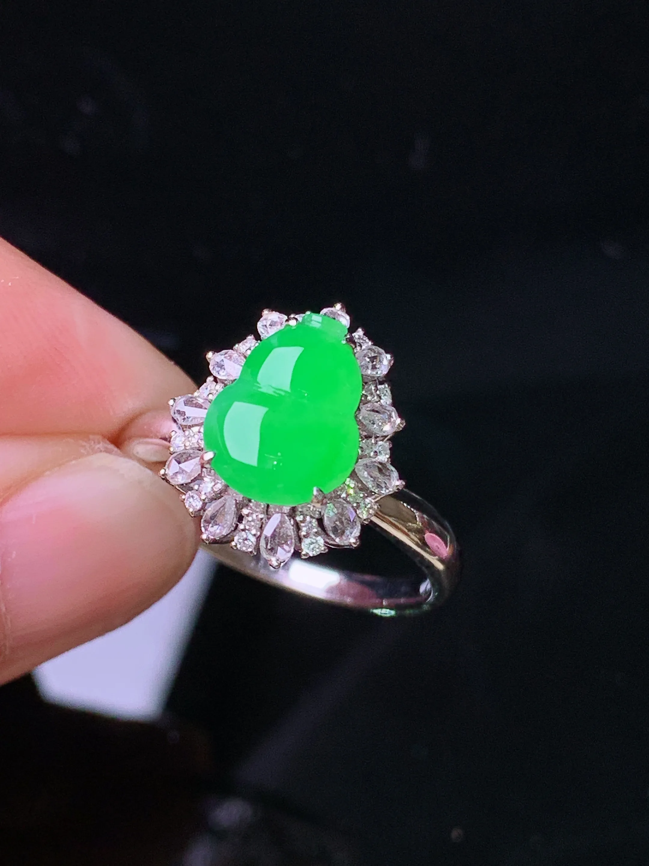 18k金钻镶嵌翠绿葫芦戒指 玉质细腻 色泽艳丽清新 圈口15 整体尺寸14.5*12.3*8.6