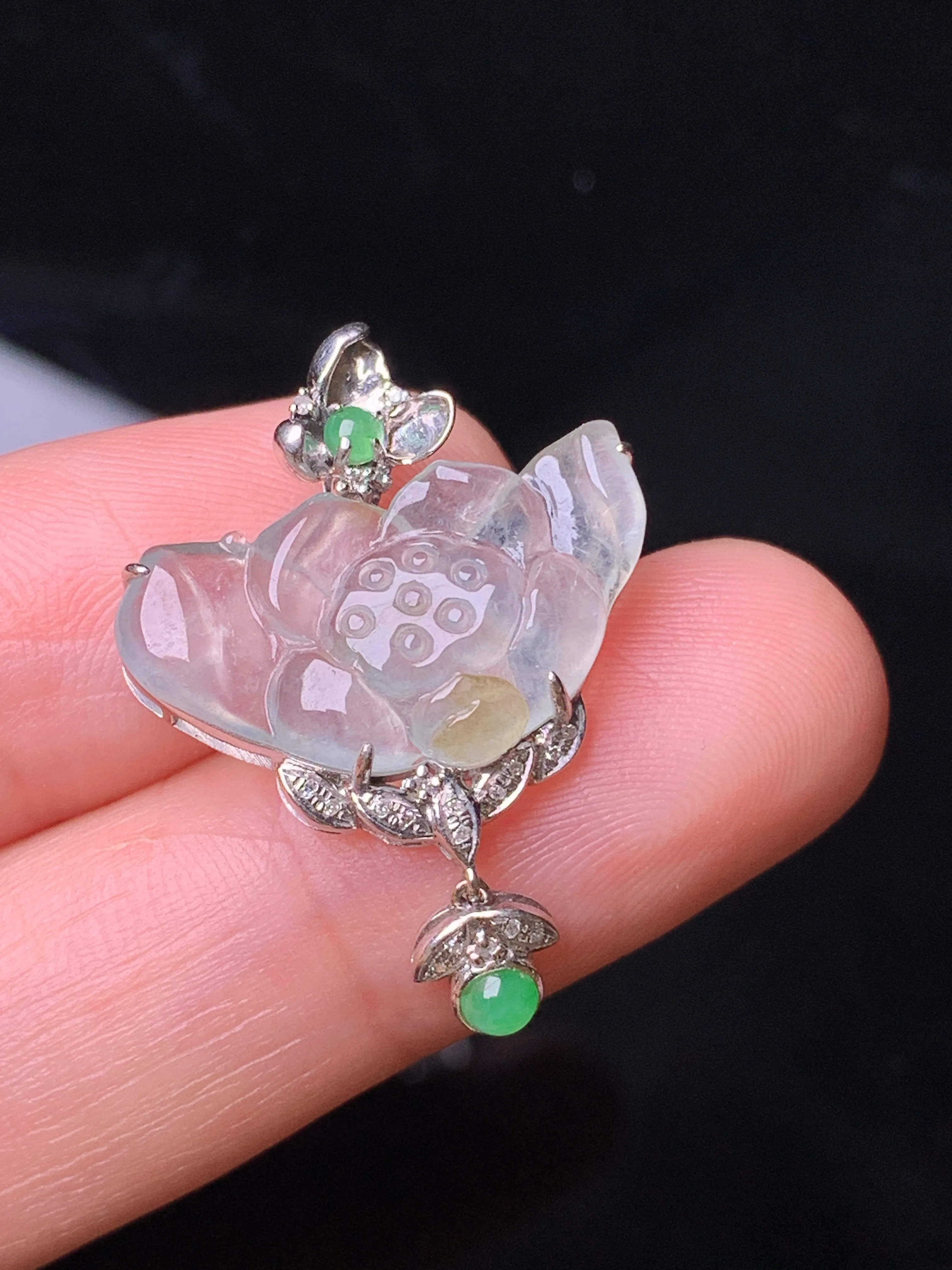 18k金钻镶嵌冰种莲花吊坠 玉质细腻 色泽艳丽清新 整体尺寸28*20.5*4.8