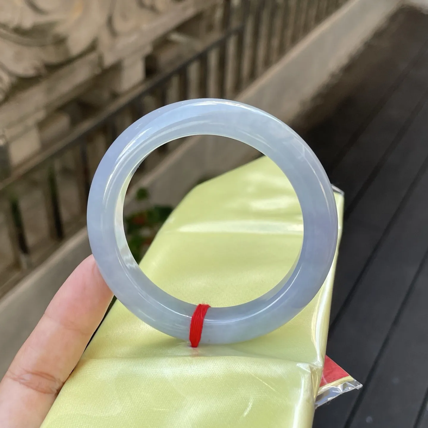 55圈口️
茄紫，浅淡的色泽如晨曦中氤氲的烟岚，温润通透，静静卧于掌心，仿佛藏着一段温婉含蓄的时光