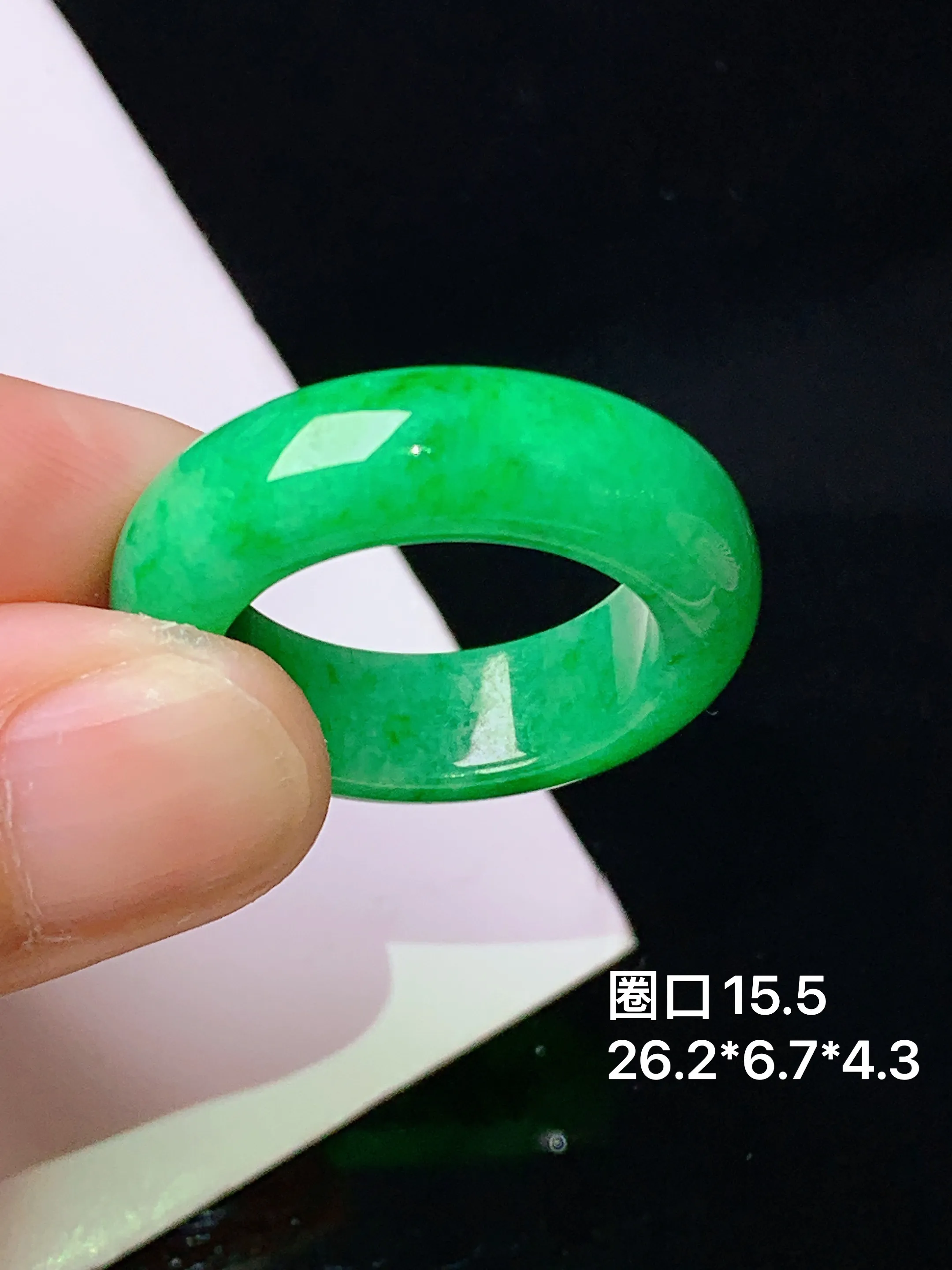 翠绿指环 玉质细腻 色泽艳丽清新 圈口15.5 整体尺寸26.2*6.7*4.3