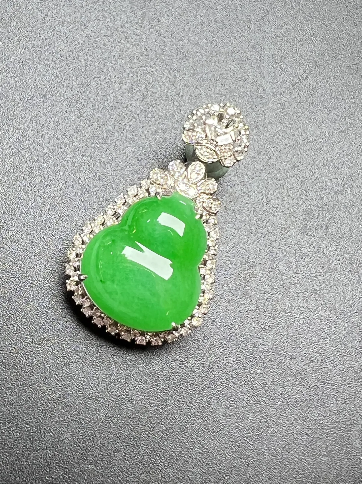 满绿葫芦品相好、饱满，整体尺寸32*19*10.6 裸石尺寸17.3*15*5