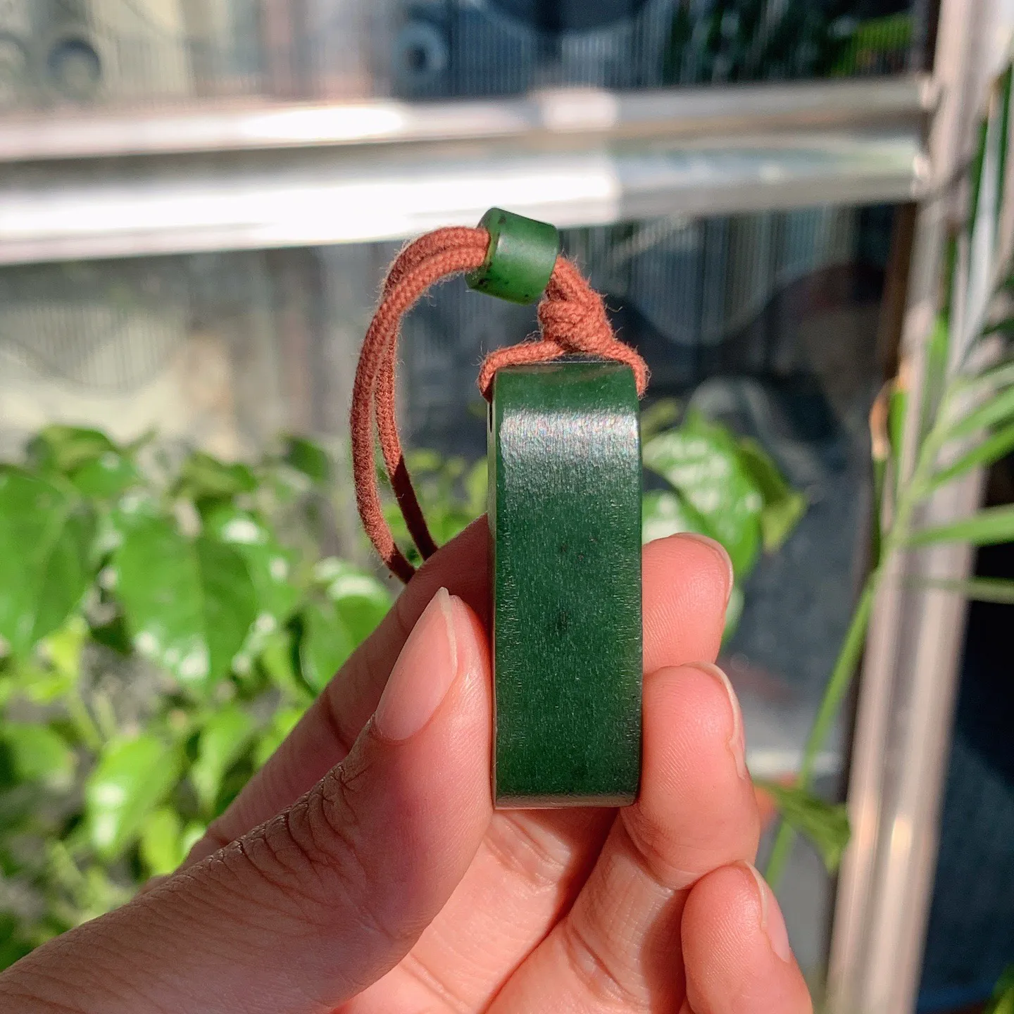 和田玉菠菜绿俄罗斯碧玉平安无事牌挂件。尺寸44/15/15重25克。玉质细腻油润。手推出油。品相大气。lt251120