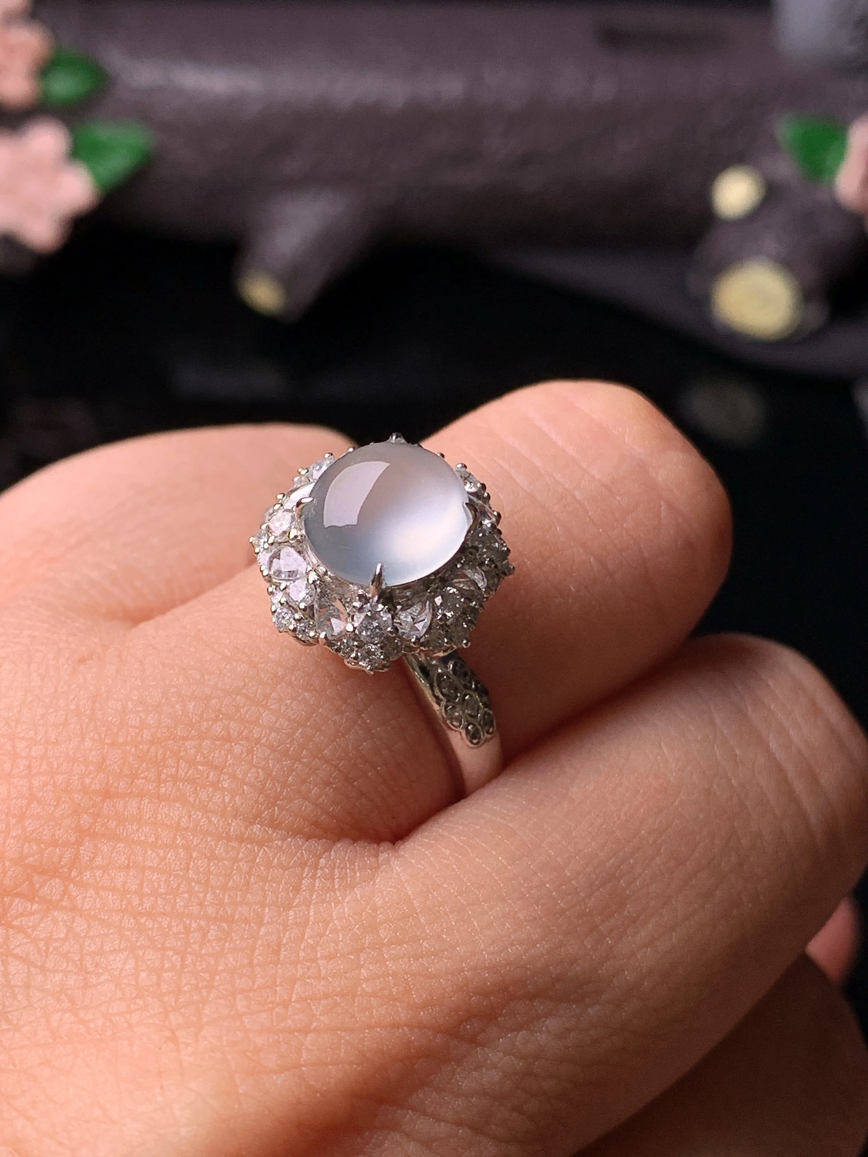 18k金钻镶嵌冰种蛋面戒指 玉质细腻 色泽清新艳丽 圈口14 整体尺寸13.3*12.8*10.8