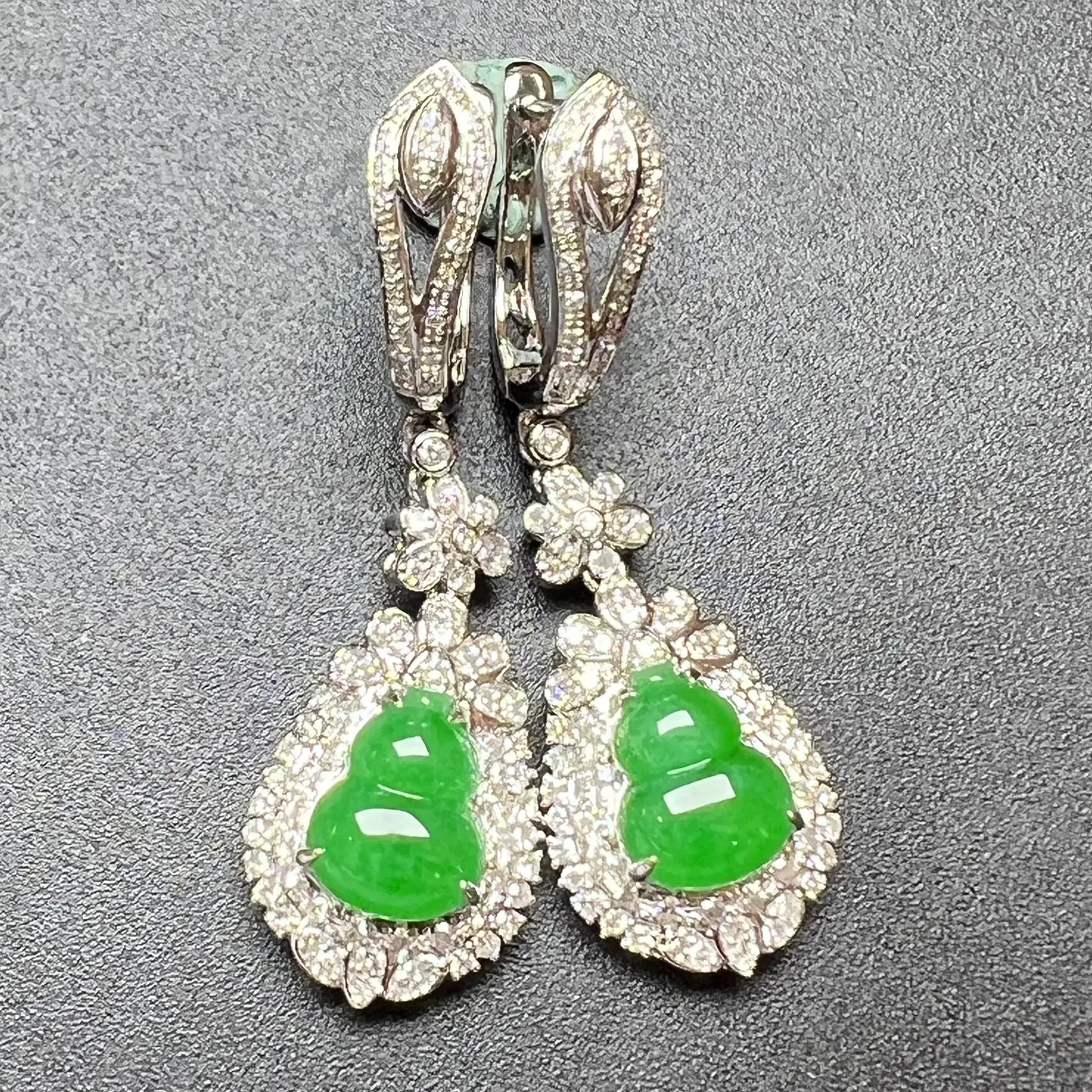 满绿葫芦耳坠整体尺寸38.6*12*7 裸石尺寸8.9*7*2.8