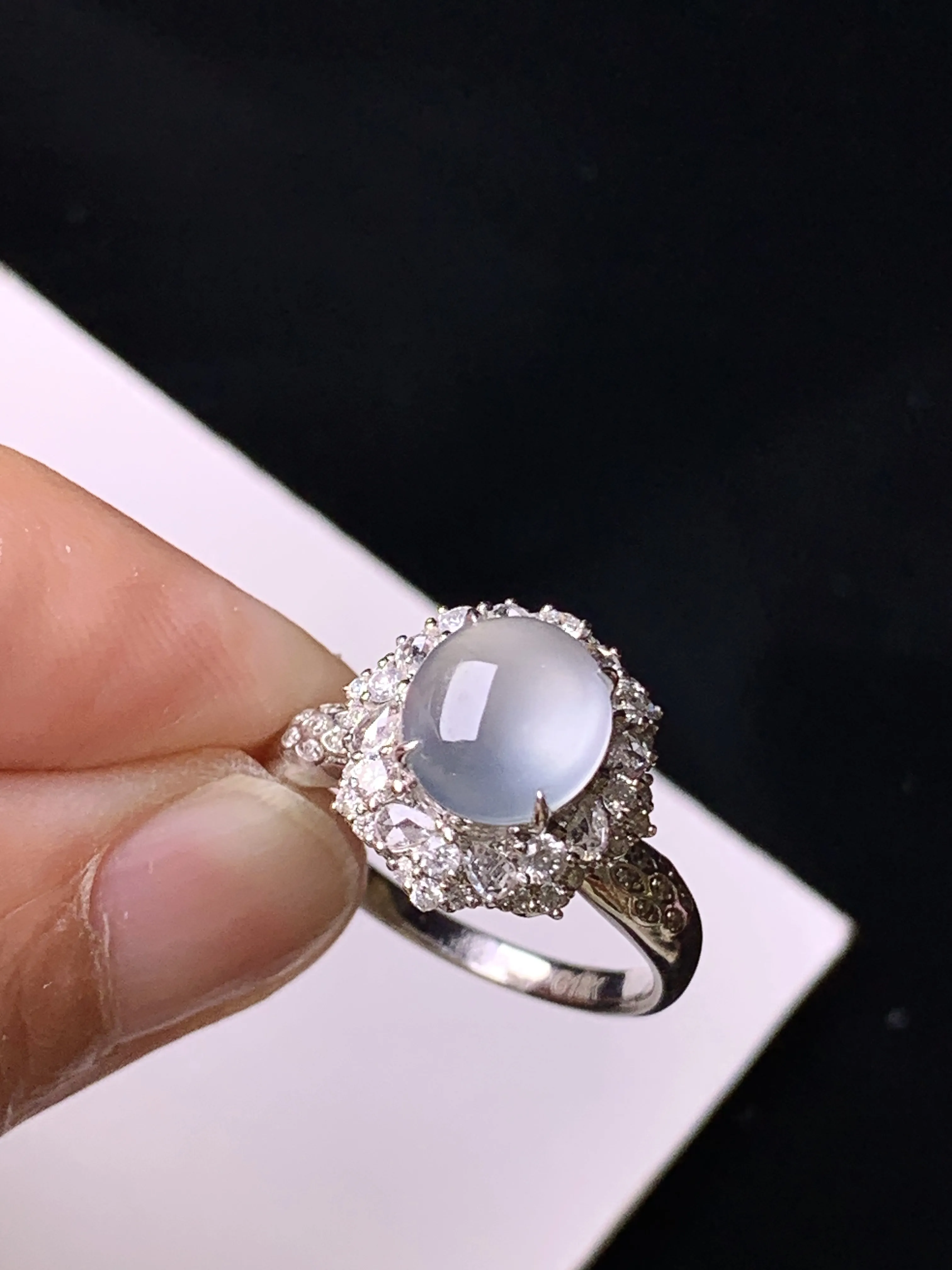 18k金钻镶嵌冰种蛋面戒指 玉质细腻 色泽清新艳丽 圈口14 整体尺寸13.3*12.8*10.8