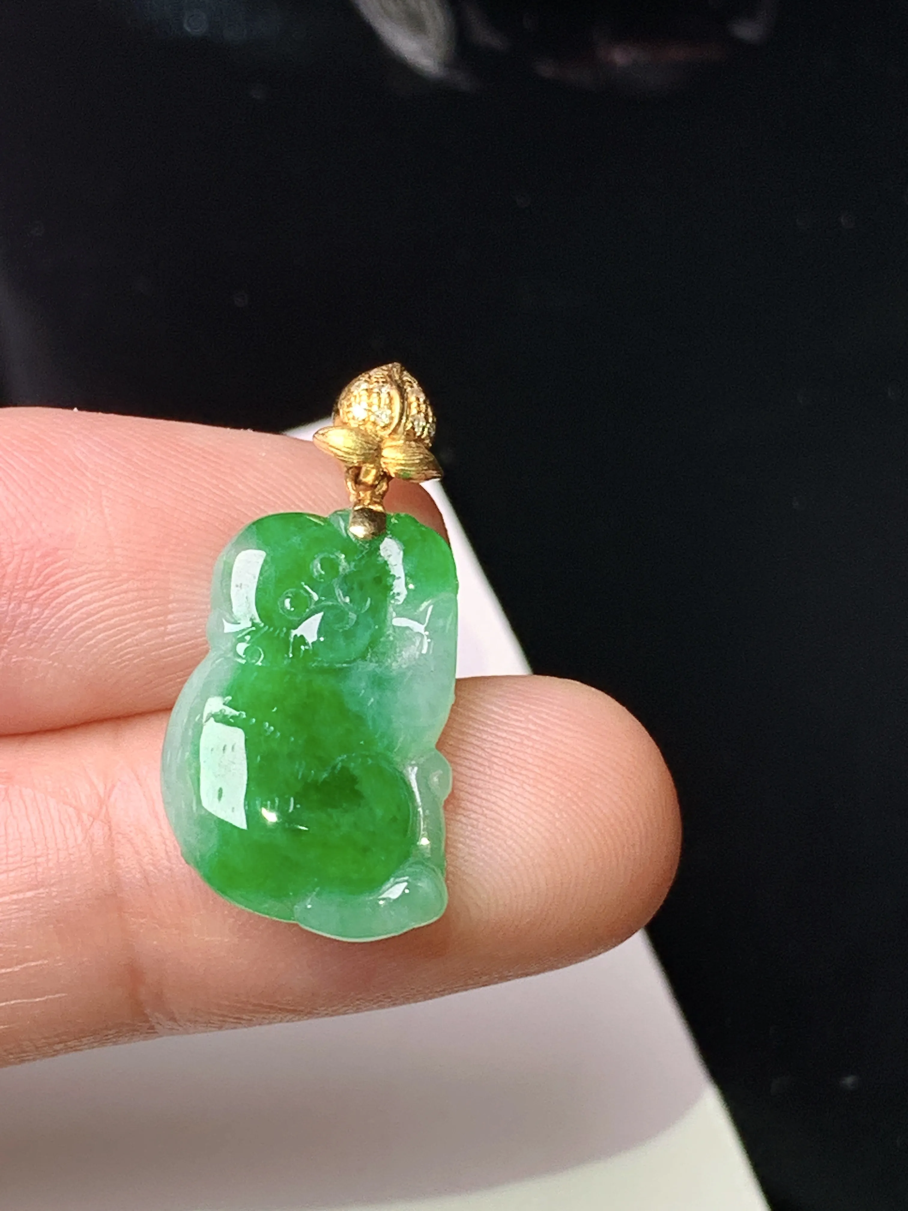 18k金镶嵌飘绿猴子吊坠 玉质细腻 色泽清新艳丽 整体尺寸25.7*12*4.6