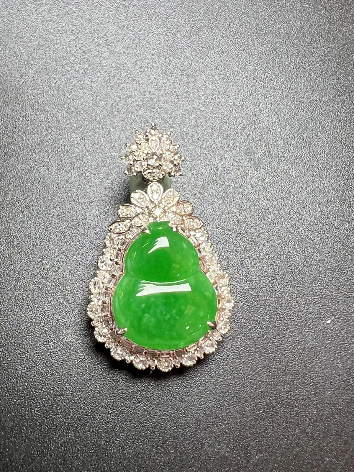 满色葫芦整体尺寸33.5*20.1*10.9 裸石尺寸16.5*13.5*2.8