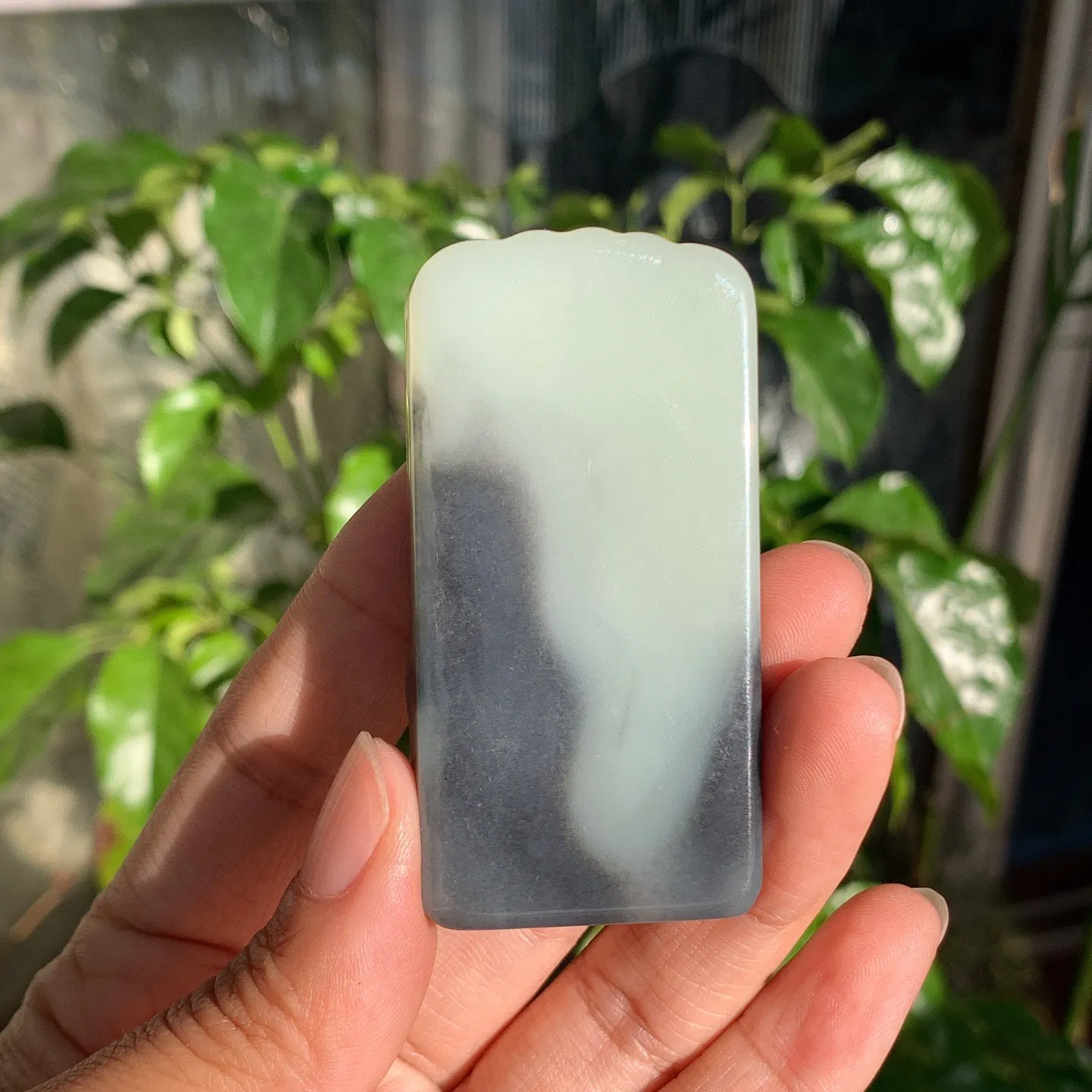 和田玉白玉青花普贤菩萨牌子挂件。尺寸65/32/12重56克。玉质细腻油润。手推出油。品相大气。lt251120