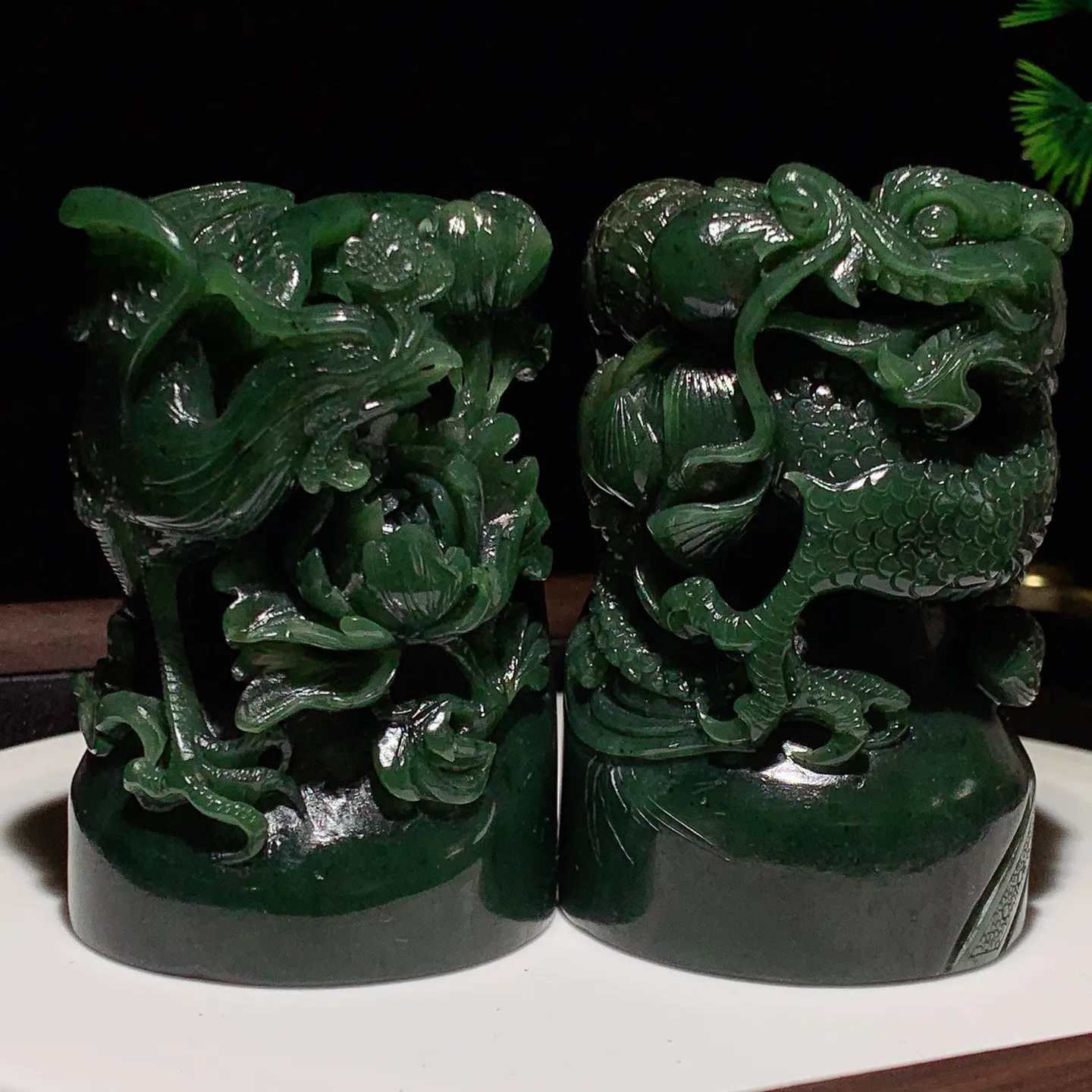 和田玉菠菜绿俄罗斯碧玉龙凤对印章摆件。龙尺寸86/55重460克。凤尺寸81/56重398克。玉质细