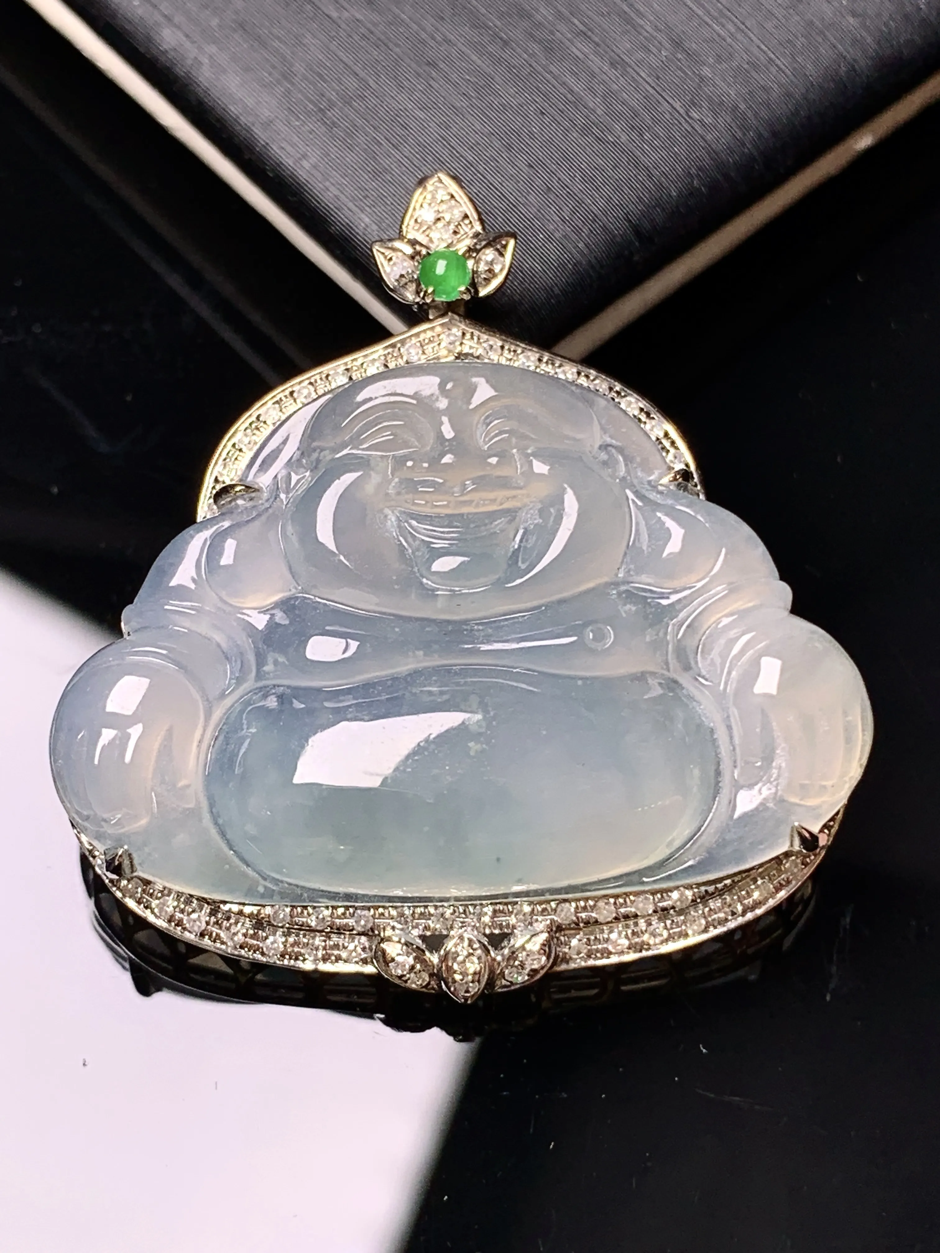 18k金钻镶嵌冰种佛公吊坠 玉质细腻 色泽艳丽清新 整体尺寸33*31*8.2