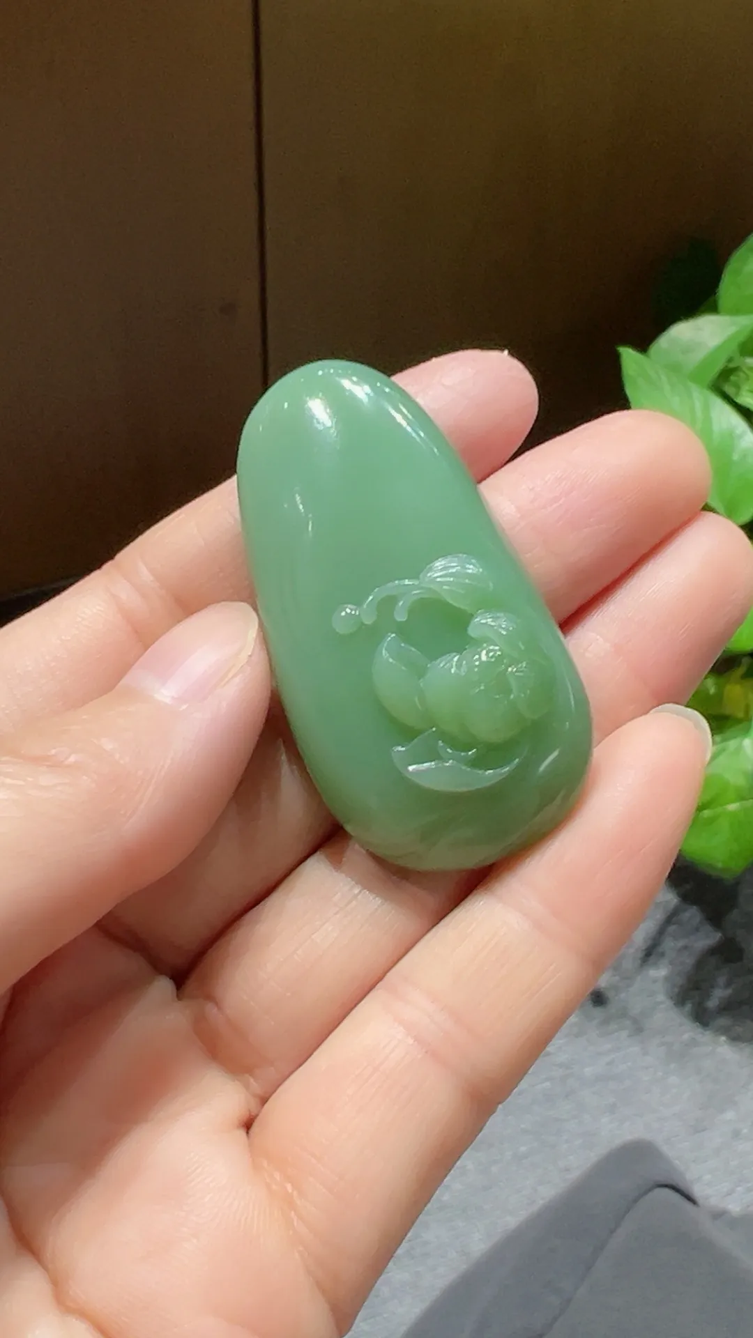 碧玉｜粉绿｜莲香🪷

重22.4克 尺寸47*25*13mm