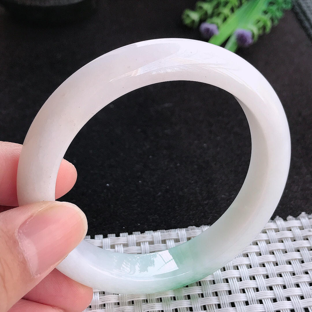 天然a货翡翠57/12.1/9老坑精美温润飘绿手镯宽边玉手镯