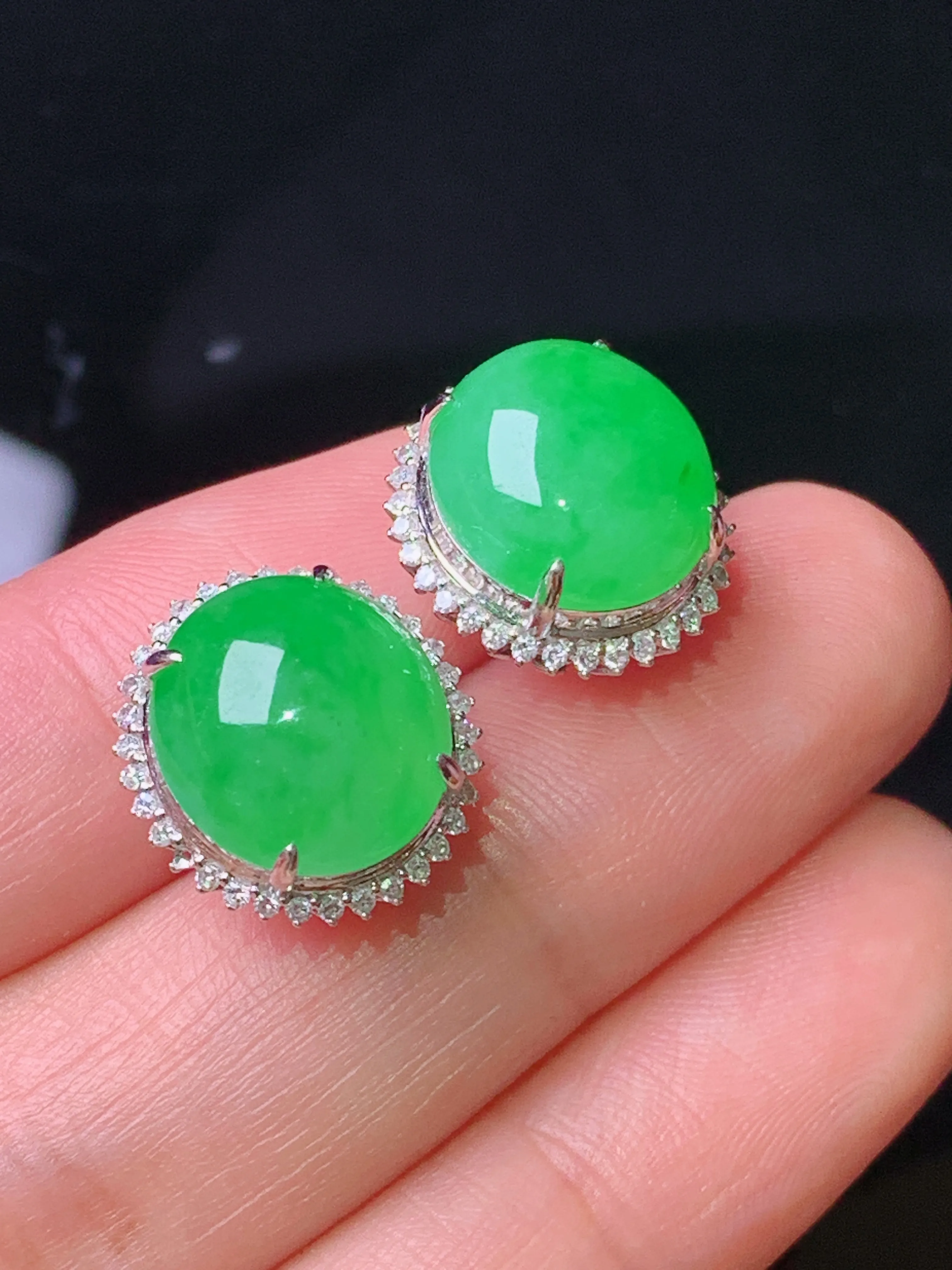 18k金钻镶嵌翠绿蛋面耳钉 玉质细腻 色泽艳丽清新 整体尺寸14.2*13*8.2