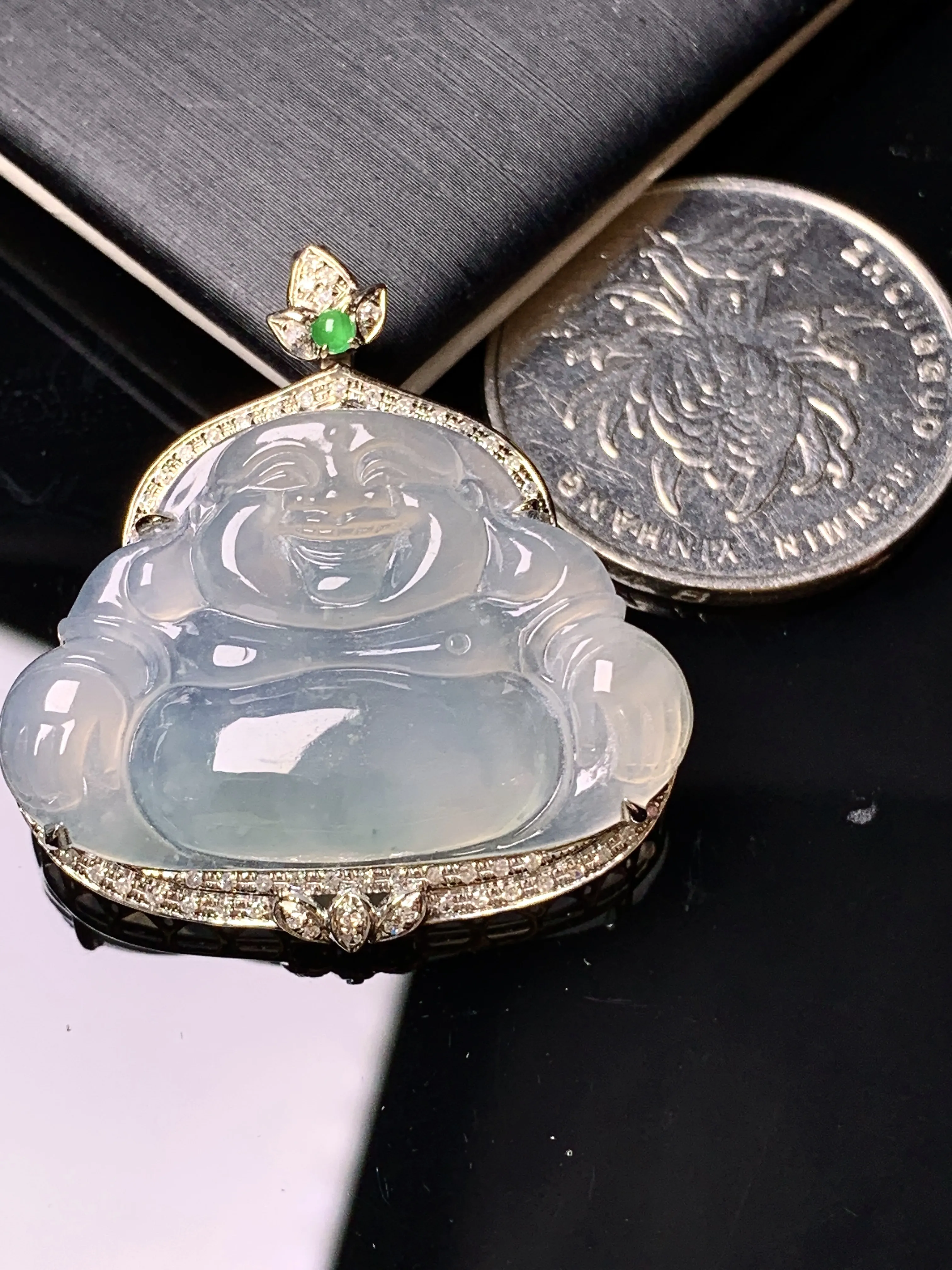 18k金钻镶嵌冰种佛公吊坠 玉质细腻 色泽艳丽清新 整体尺寸33*31*8.2