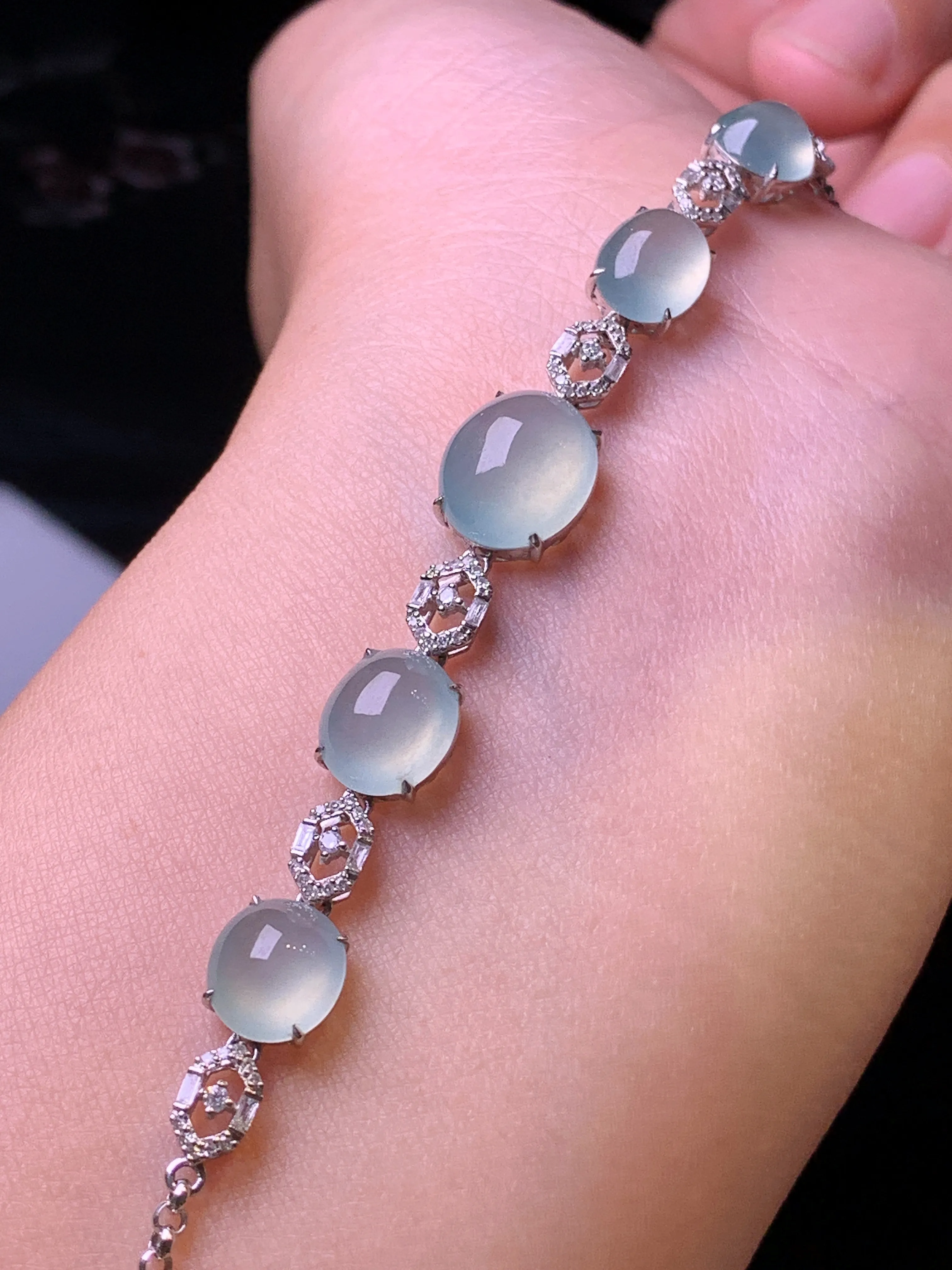 18k金钻镶嵌冰种浅绿蛋面手链 玉质细腻 色泽清新艳丽 整体尺寸87*9*6.8