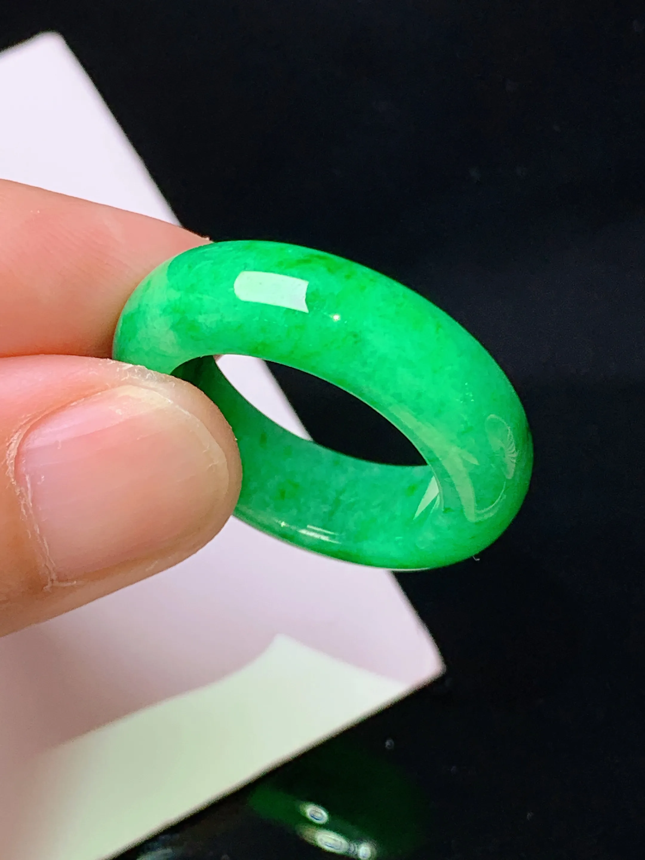 翠绿指环 玉质细腻 色泽艳丽清新 圈口15.5 整体尺寸26.2*6.7*4.3