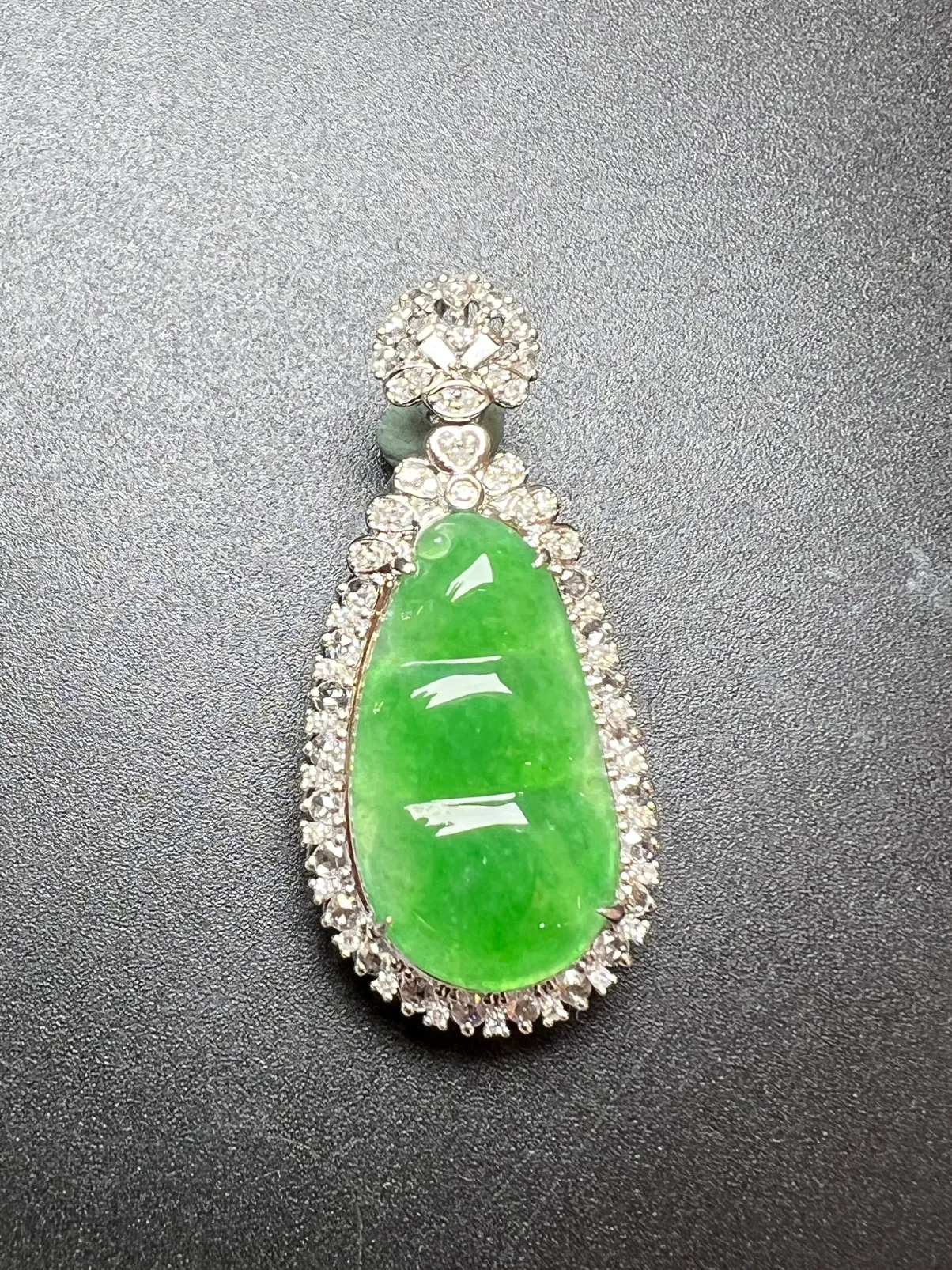 满绿福豆整体尺寸39.1*18.3*10.2 裸石尺寸23.5*13*3