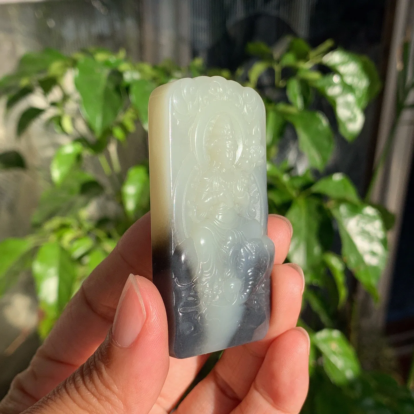 和田玉白玉青花普贤菩萨牌子挂件。尺寸65/32/12重56克。玉质细腻油润。手推出油。品相大气。lt251120