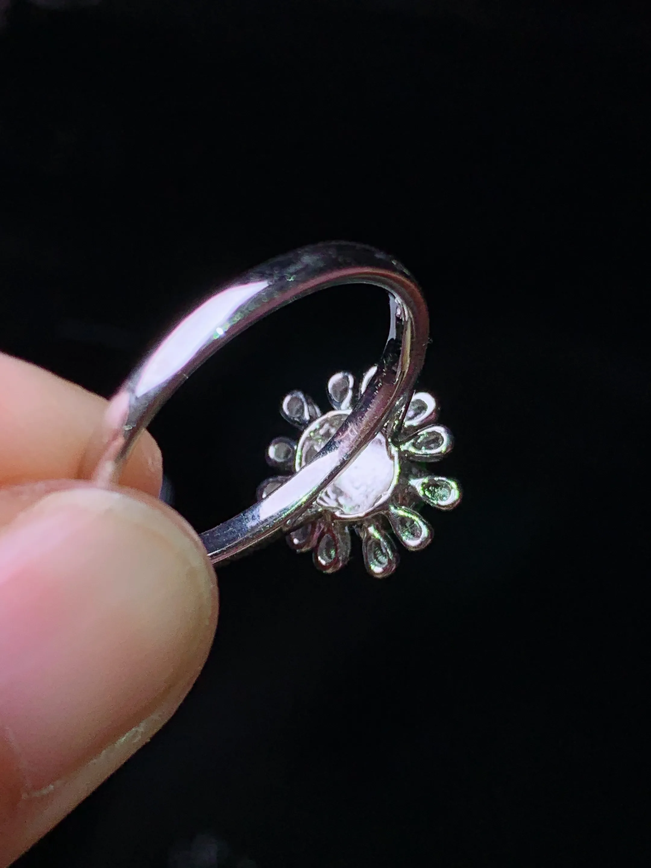 18k金钻镶嵌满绿蛋面 玉质细腻 色泽艳丽清新 圈口14.5 整体尺寸11.7*11*8