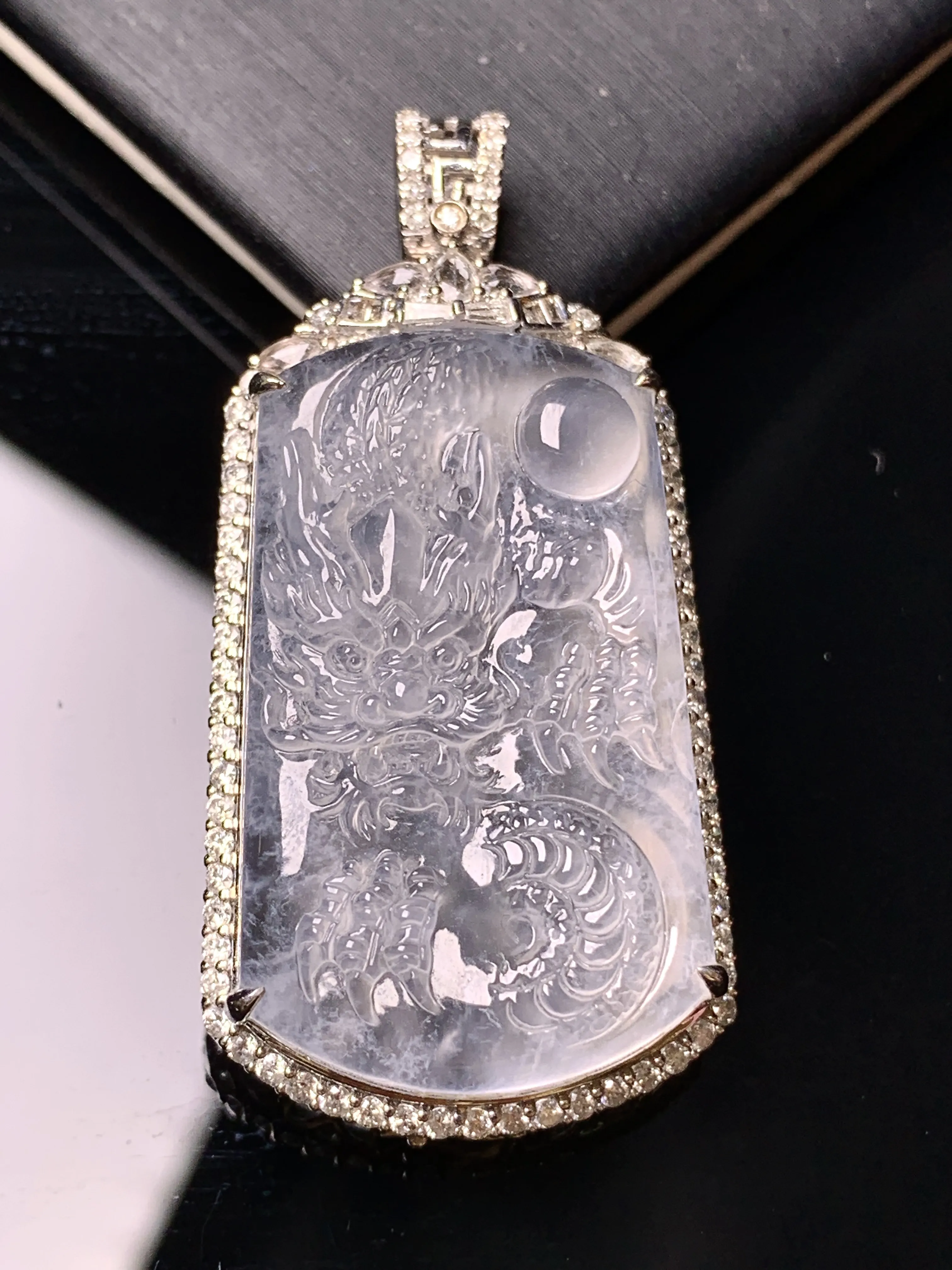 18k金钻镶嵌冰种龙牌吊坠 玉质细腻 色泽清新艳丽 整体尺寸44.5*21.8*9