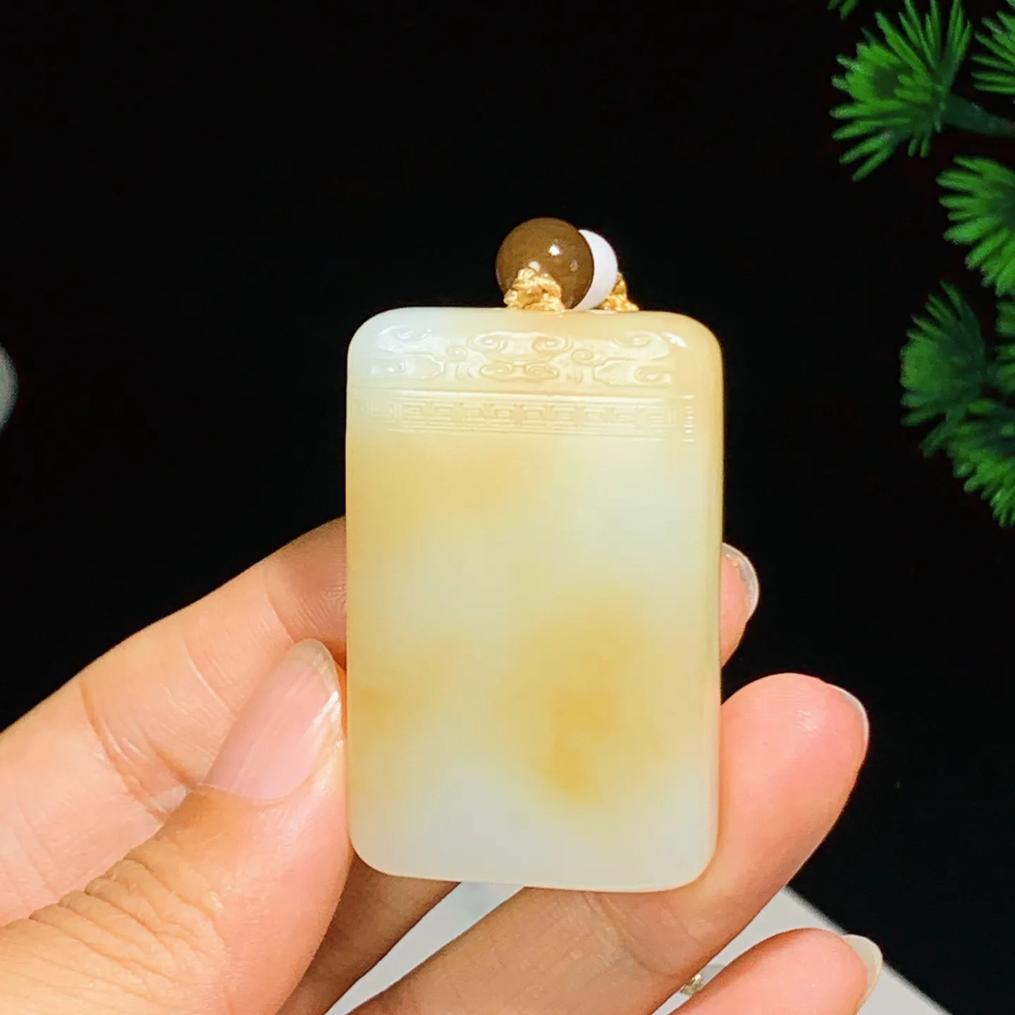 新疆和田玉且末糖平安无事牌挂件。尺寸46/30/9重37.7克。玉质细腻油润。手推出油。品相大气。 lt250923