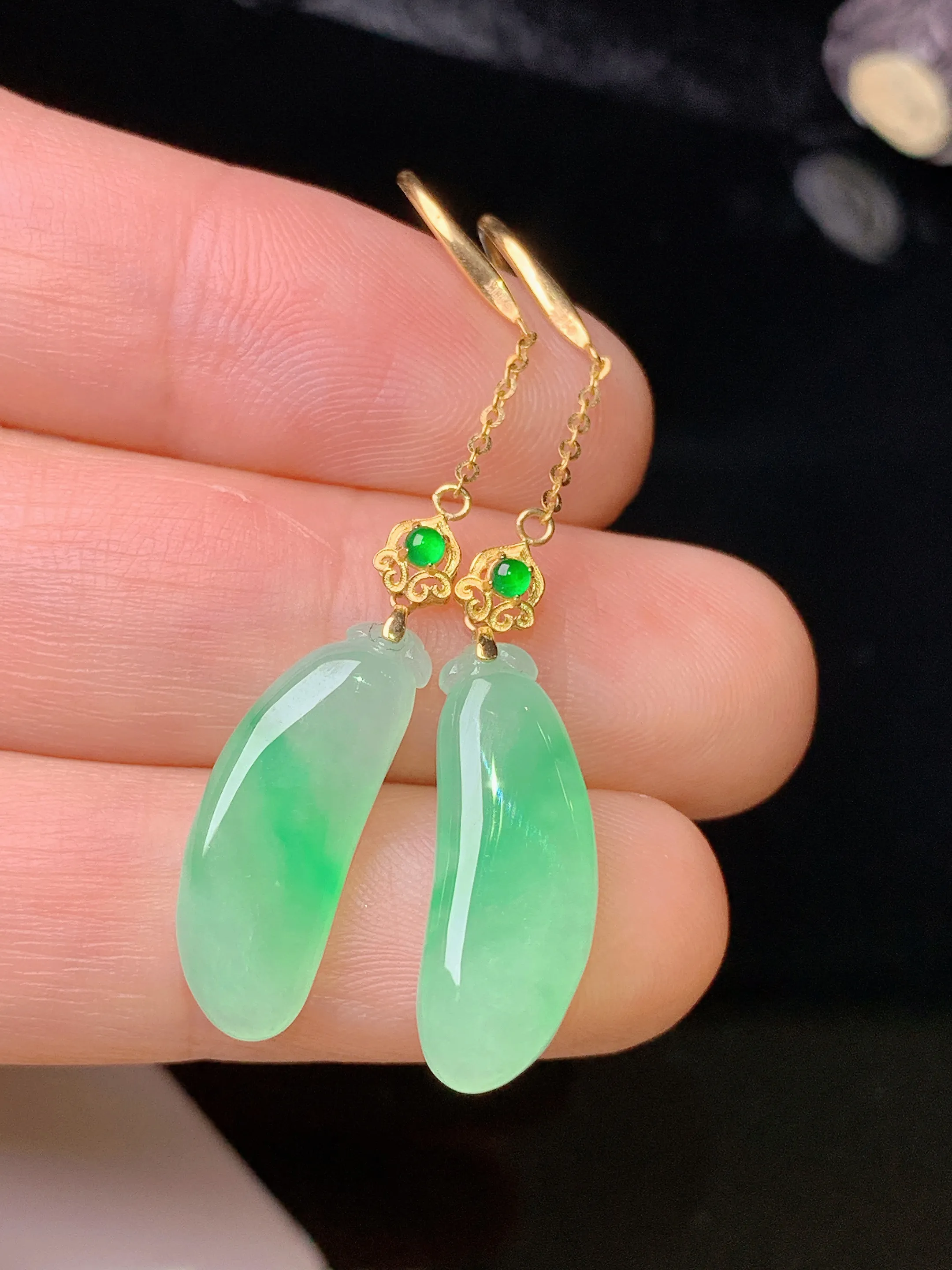 18k金镶嵌翠绿福瓜耳坠 玉质细腻 色泽清新艳丽 整体尺寸48*7.3*3.7