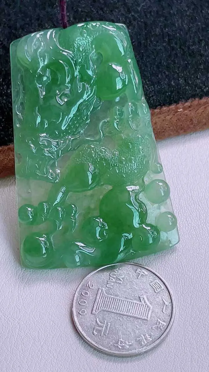 【翡翠名称】老坑种冰晴绿大龙牌翡翠吊坠挂件
【翡翠尺寸】60.8/40.5/5.8mm
【翡翠描述】宝贝种老水足，玉质细腻，色泽靓丽，性价比高，佩戴效果好！
【其它赠送】权威证书/精美挂绳/盒子/支持全国复检 !