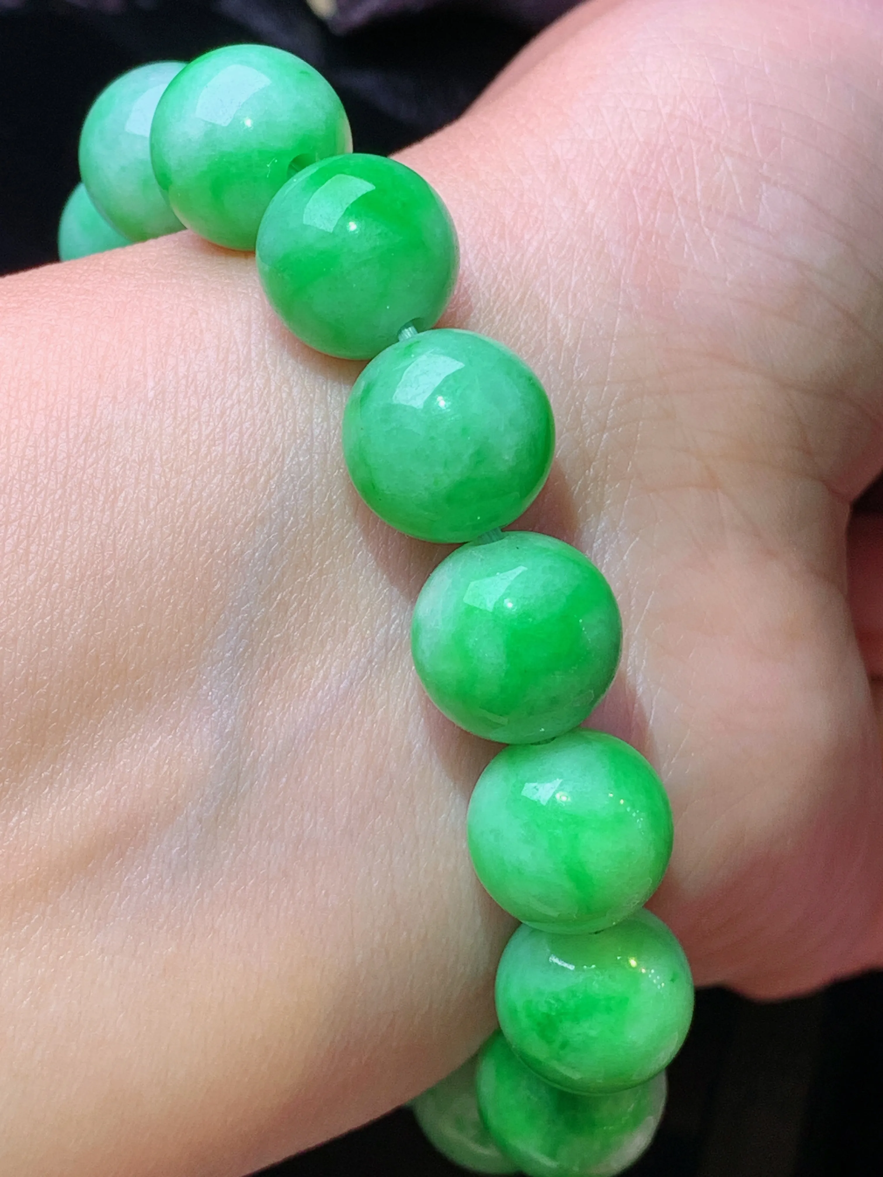 果绿圆珠手链 玉质细腻 色泽清新艳丽 整体尺寸12.2