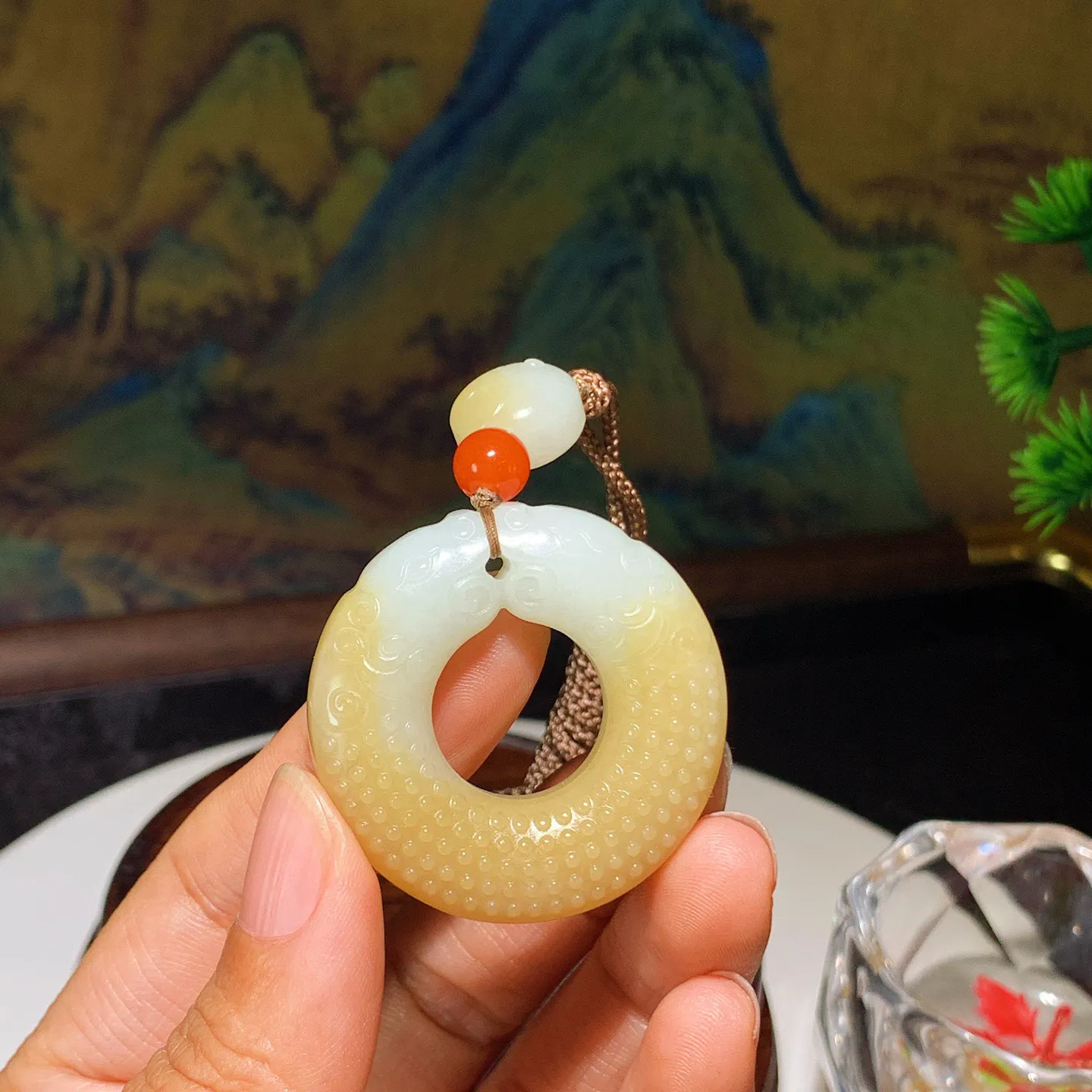 新疆和田玉且末糖双龙守护挂件。尺寸38/11重27克。玉质细腻油润。手推出油。品相大气。lt251125