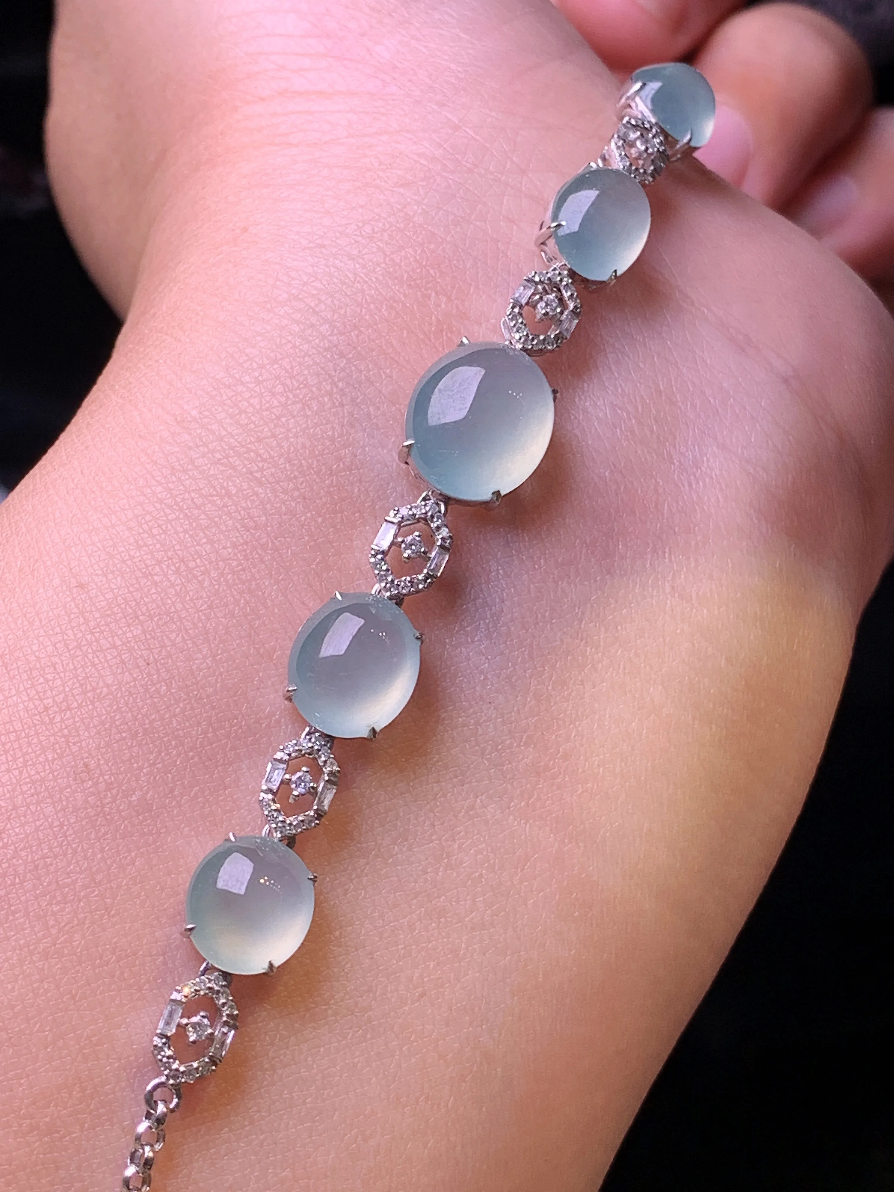 18k金钻镶嵌冰种浅绿蛋面手链 玉质细腻 色泽清新艳丽 整体尺寸87*9*6.8