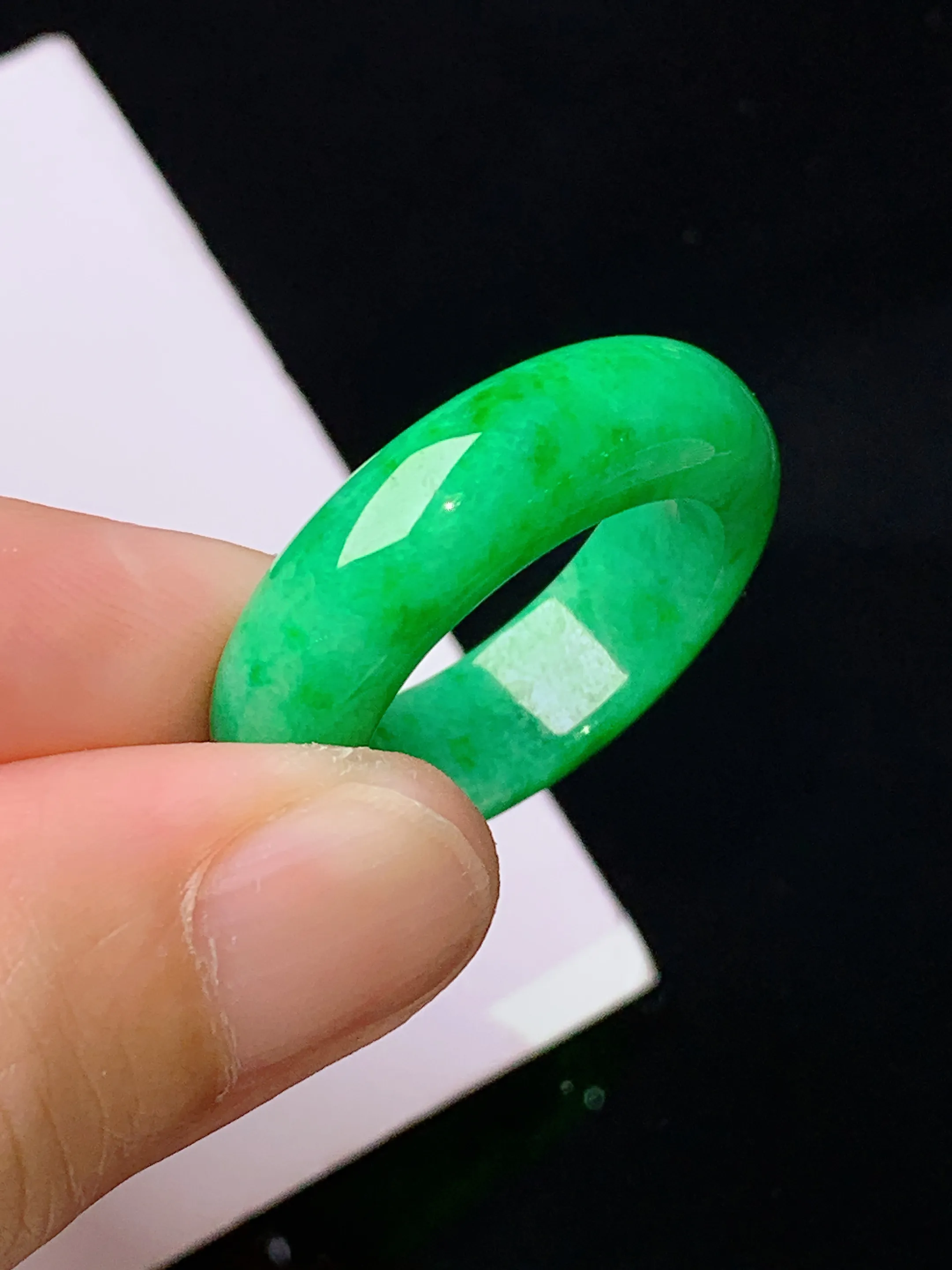 翠绿指环 玉质细腻 色泽艳丽清新 圈口15.5 整体尺寸26.2*6.7*4.3