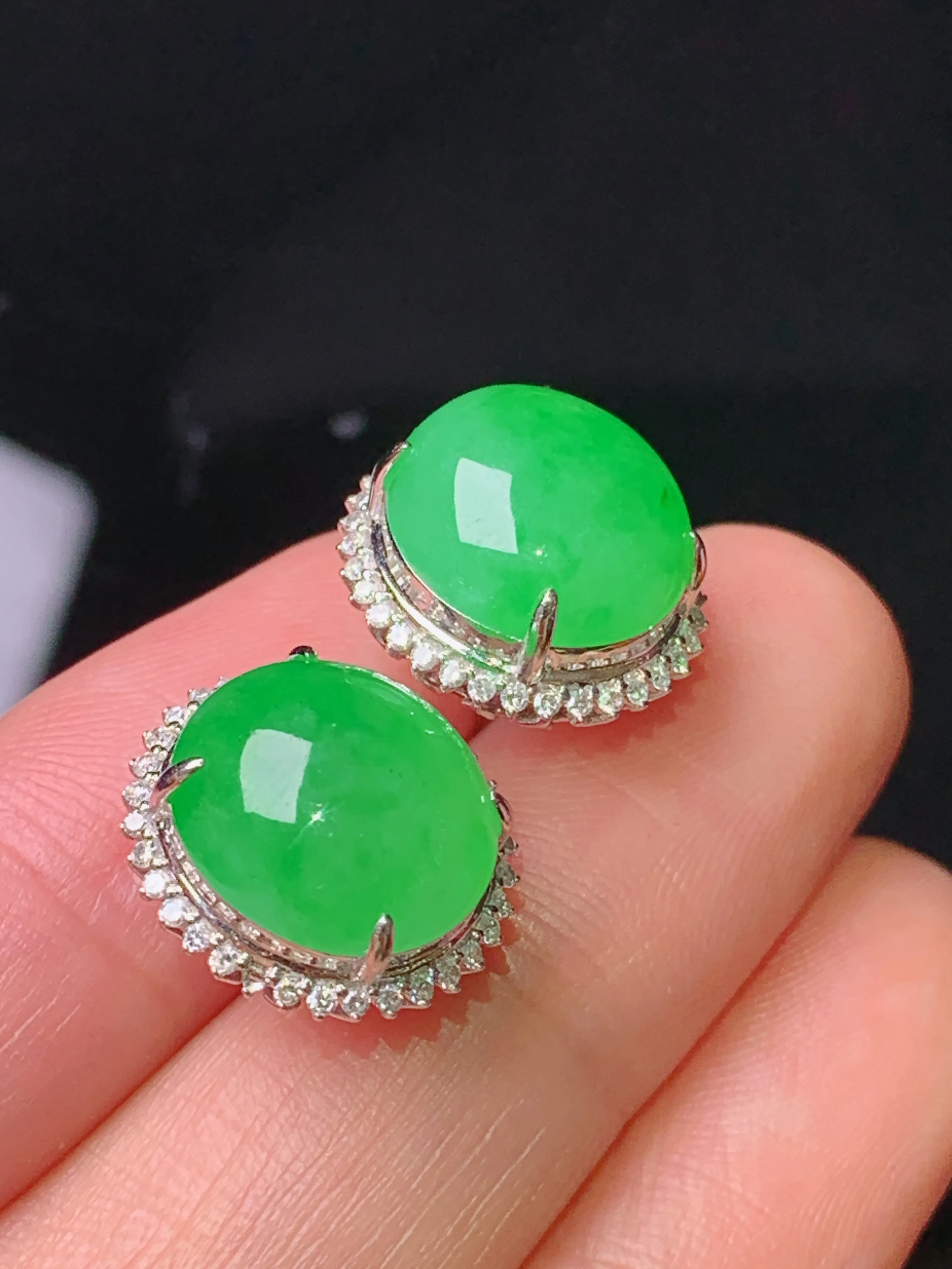 18k金钻镶嵌翠绿蛋面耳钉 玉质细腻 色泽艳丽清新 整体尺寸14.2*13*8.2