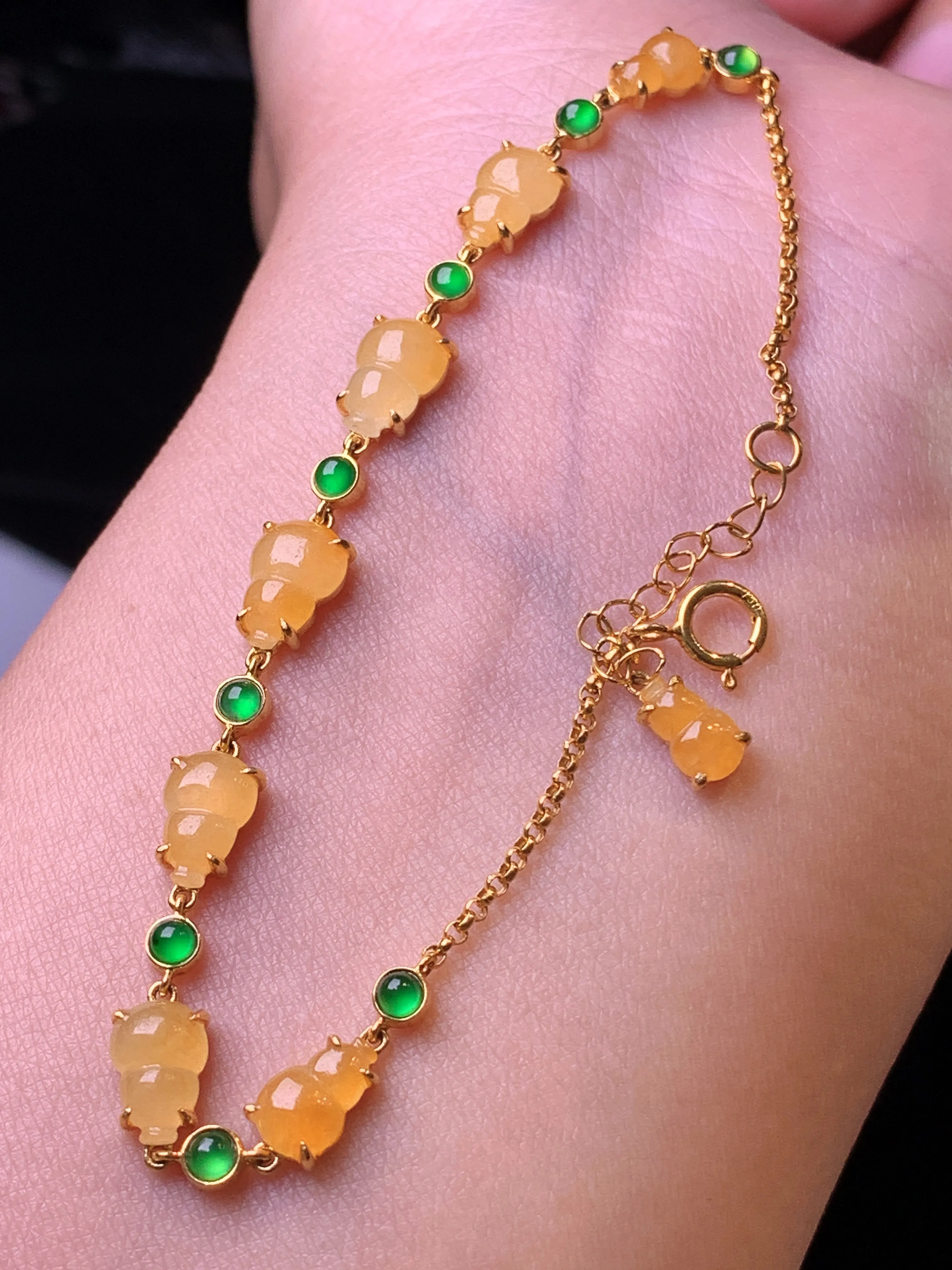 18k金镶嵌黄翡葫芦手链 玉质细腻 色泽艳丽清新 裸石尺寸7.8*5.6*2.5