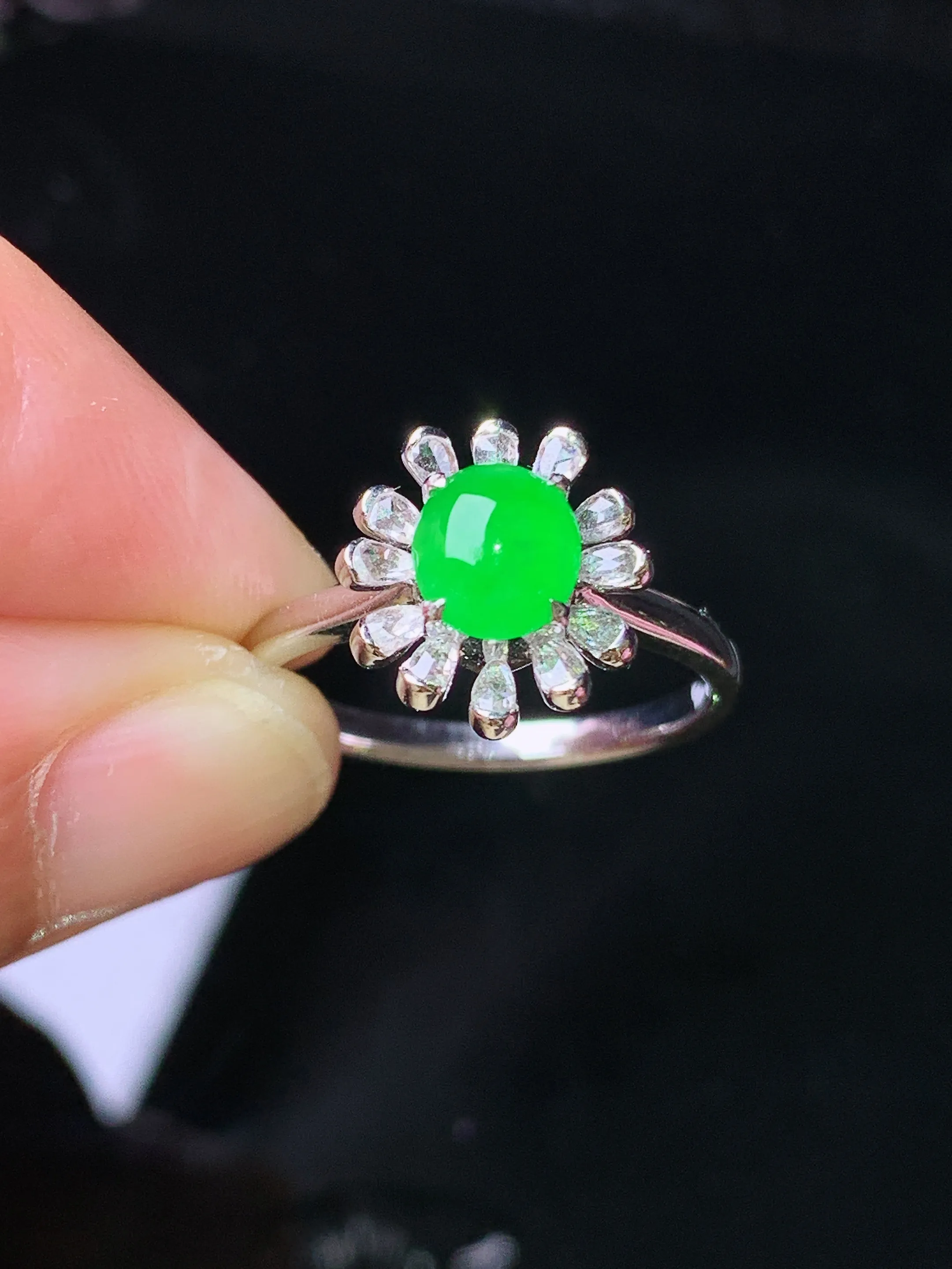 18k金钻镶嵌满绿蛋面 玉质细腻 色泽艳丽清新 圈口14.5 整体尺寸11.7*11*8