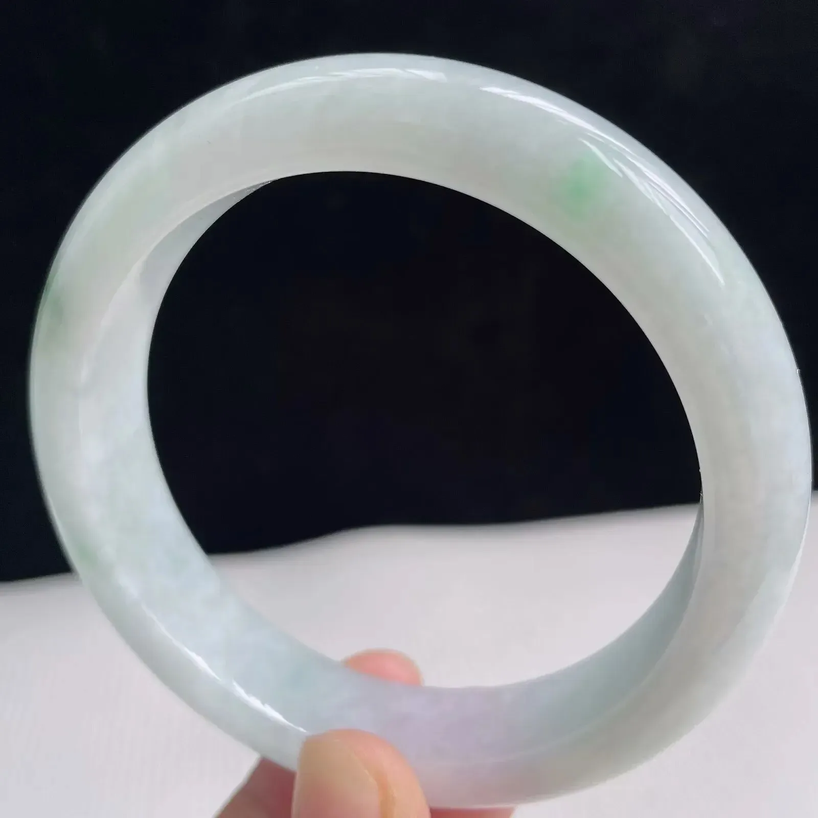 57.3mm自然光拍摄天然翡翠A货春彩好种水正圈手镯63.54克