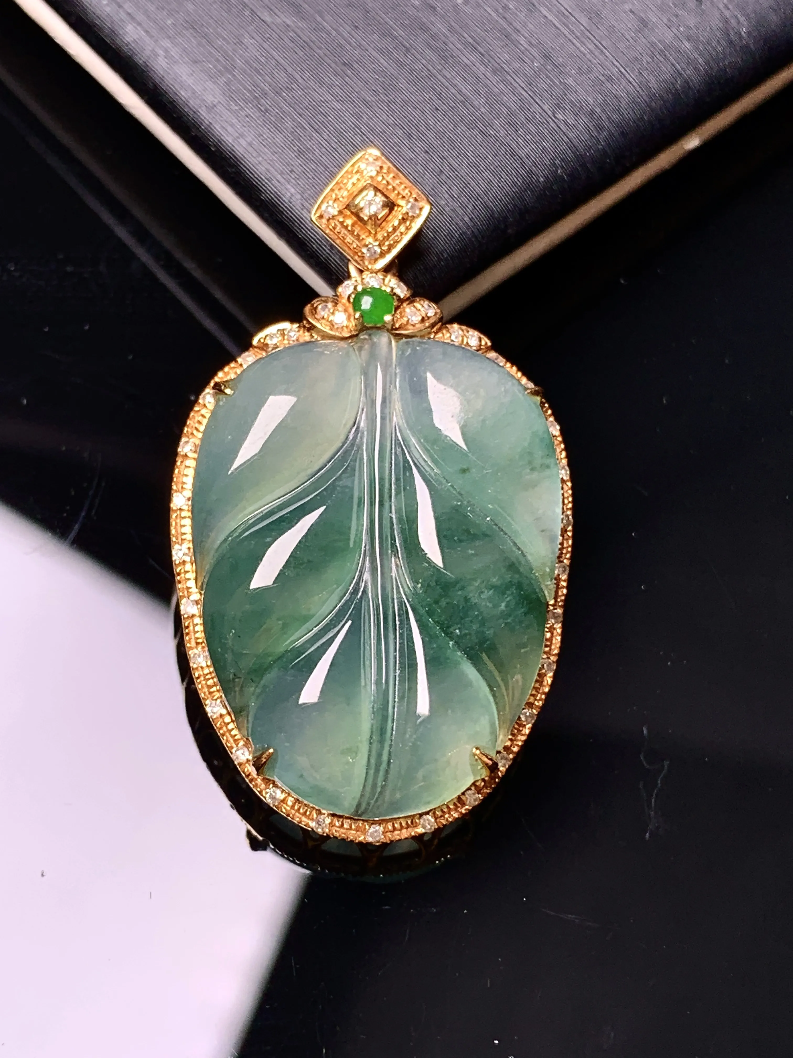 18k金钻镶嵌飘绿树叶吊坠 玉质细腻 色泽艳丽清新 整体尺寸33.2*19.2*6.6