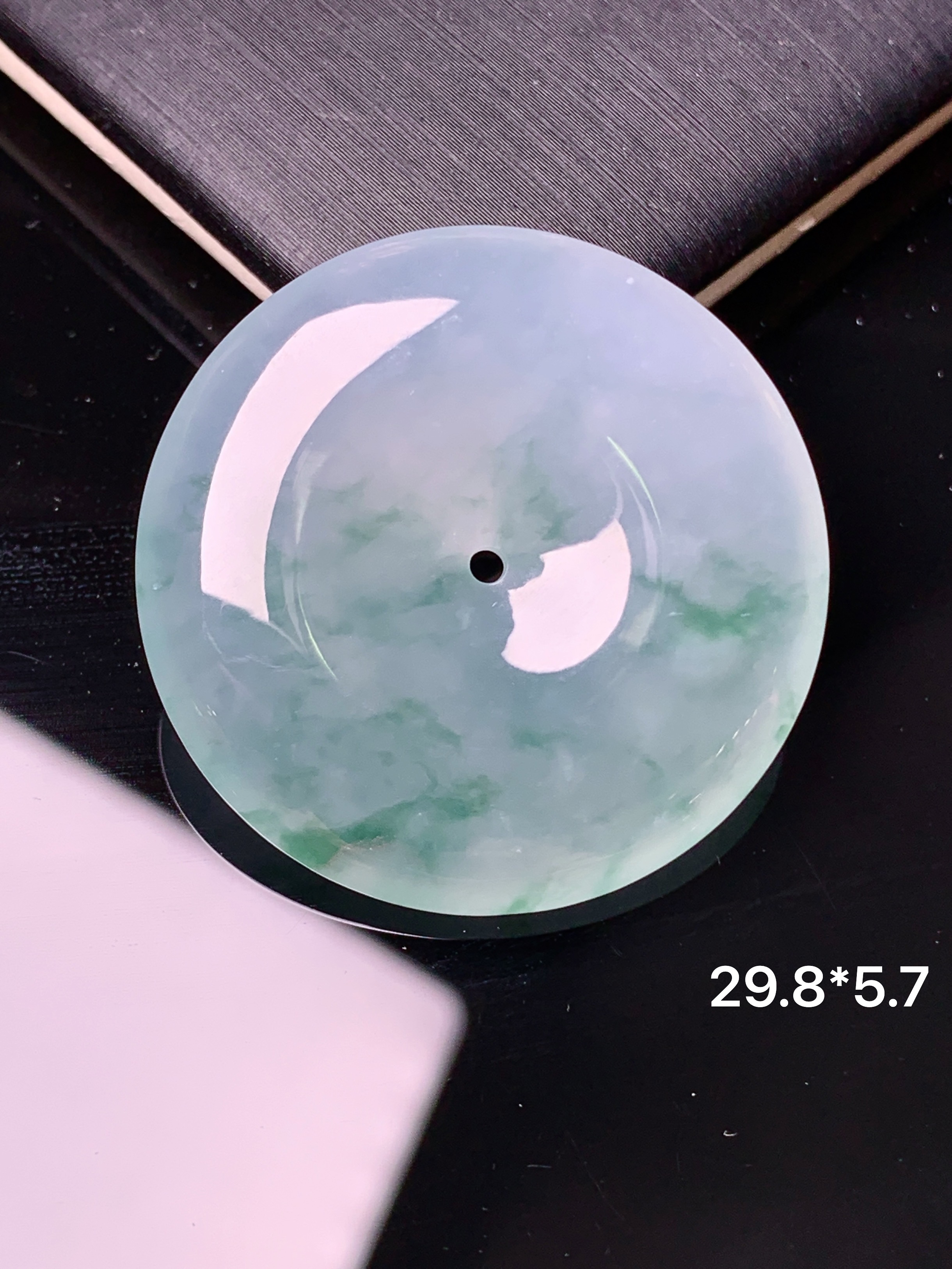 冰种飘绿平安扣吊坠 玉质细腻 色泽清新艳丽 整体尺寸29.8*5.7