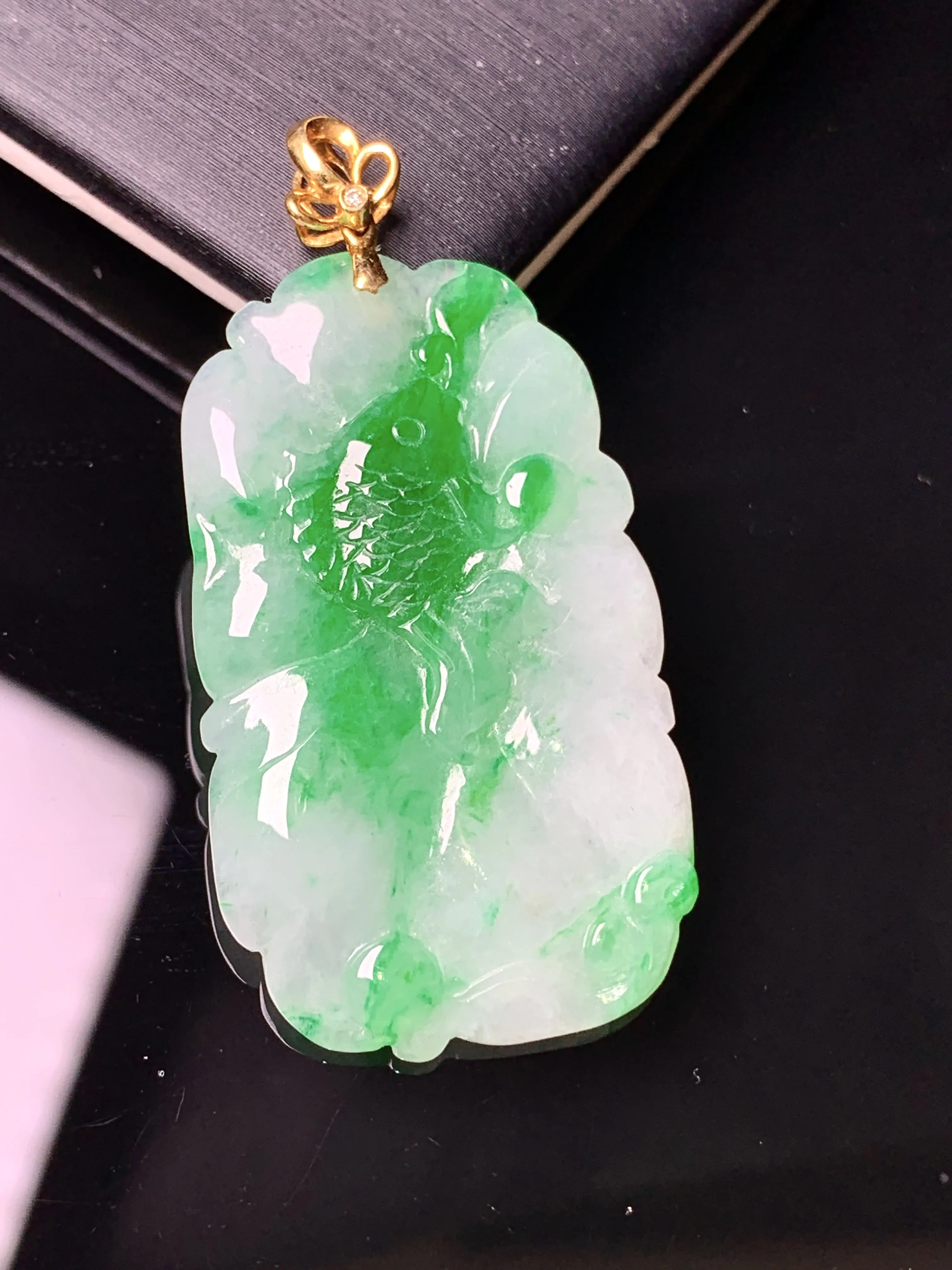 18k金镶嵌飘绿荷叶鱼吊坠 玉质细腻 色泽清新艳丽 整体尺寸44.8*22*3.5
