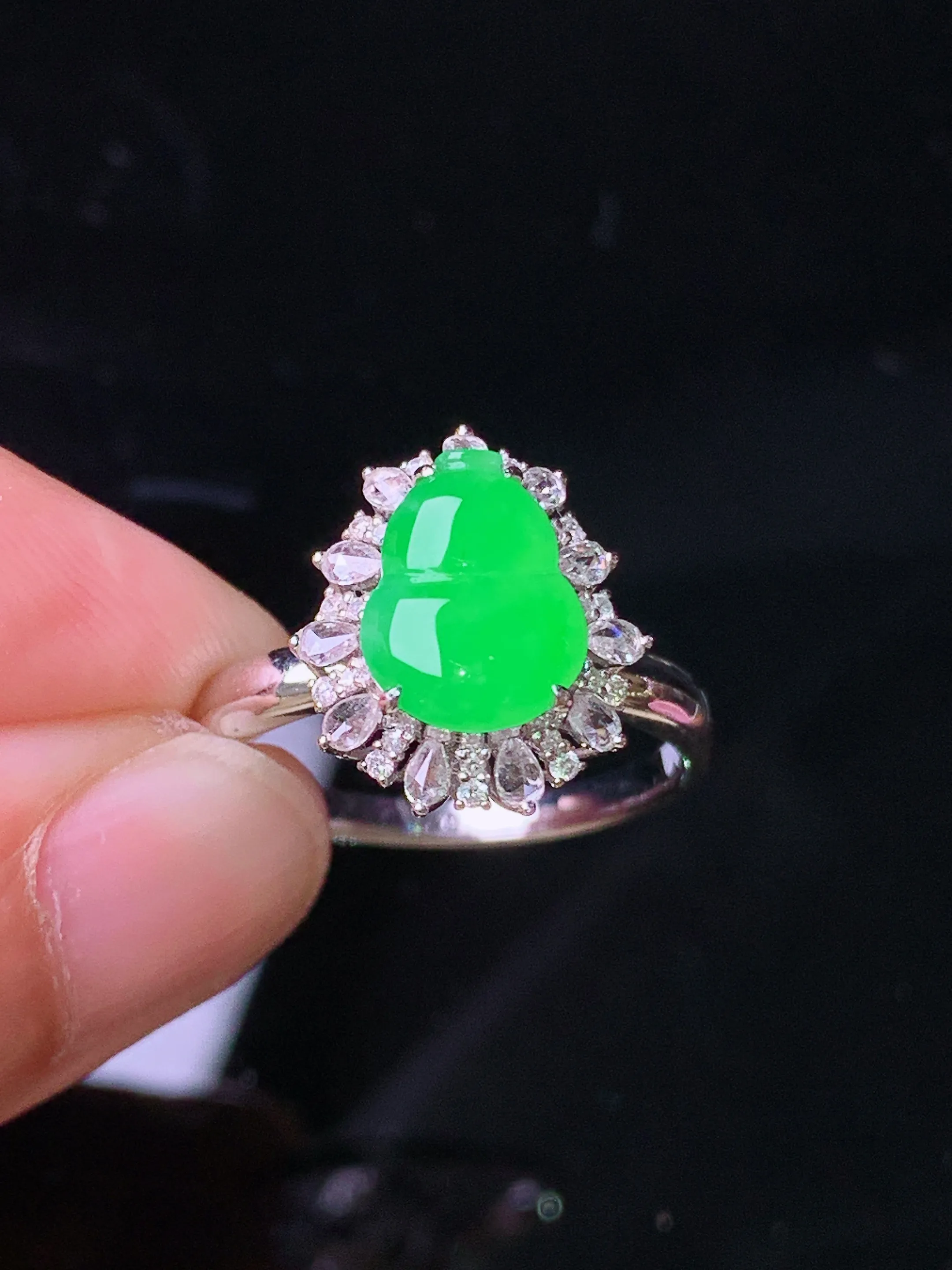 18k金钻镶嵌翠绿葫芦戒指 玉质细腻 色泽艳丽清新 圈口15 整体尺寸14.5*12.3*8.6