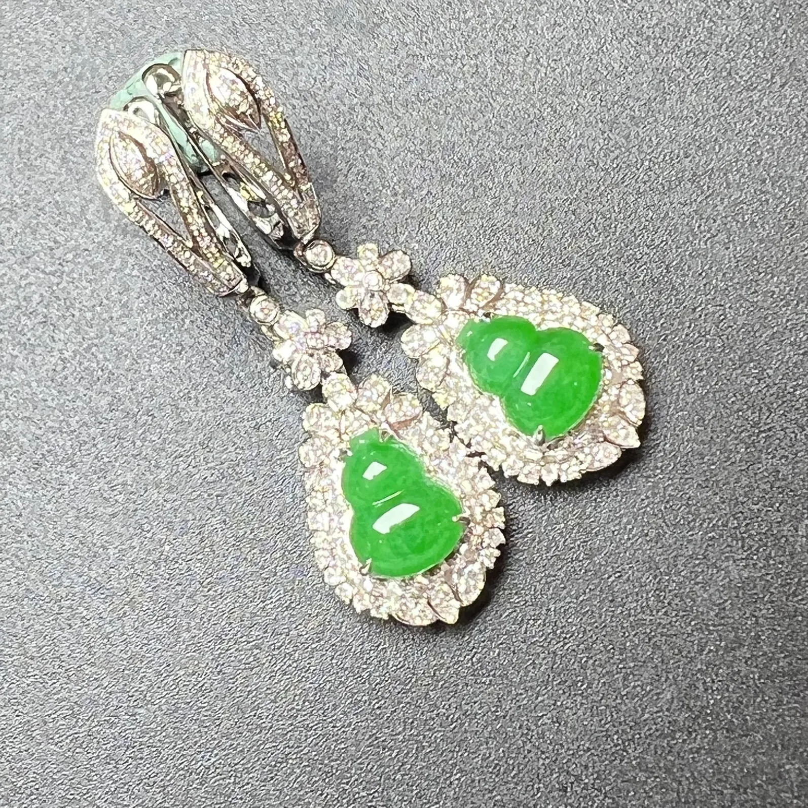 满绿葫芦耳坠整体尺寸38.6*12*7 裸石尺寸8.9*7*2.8